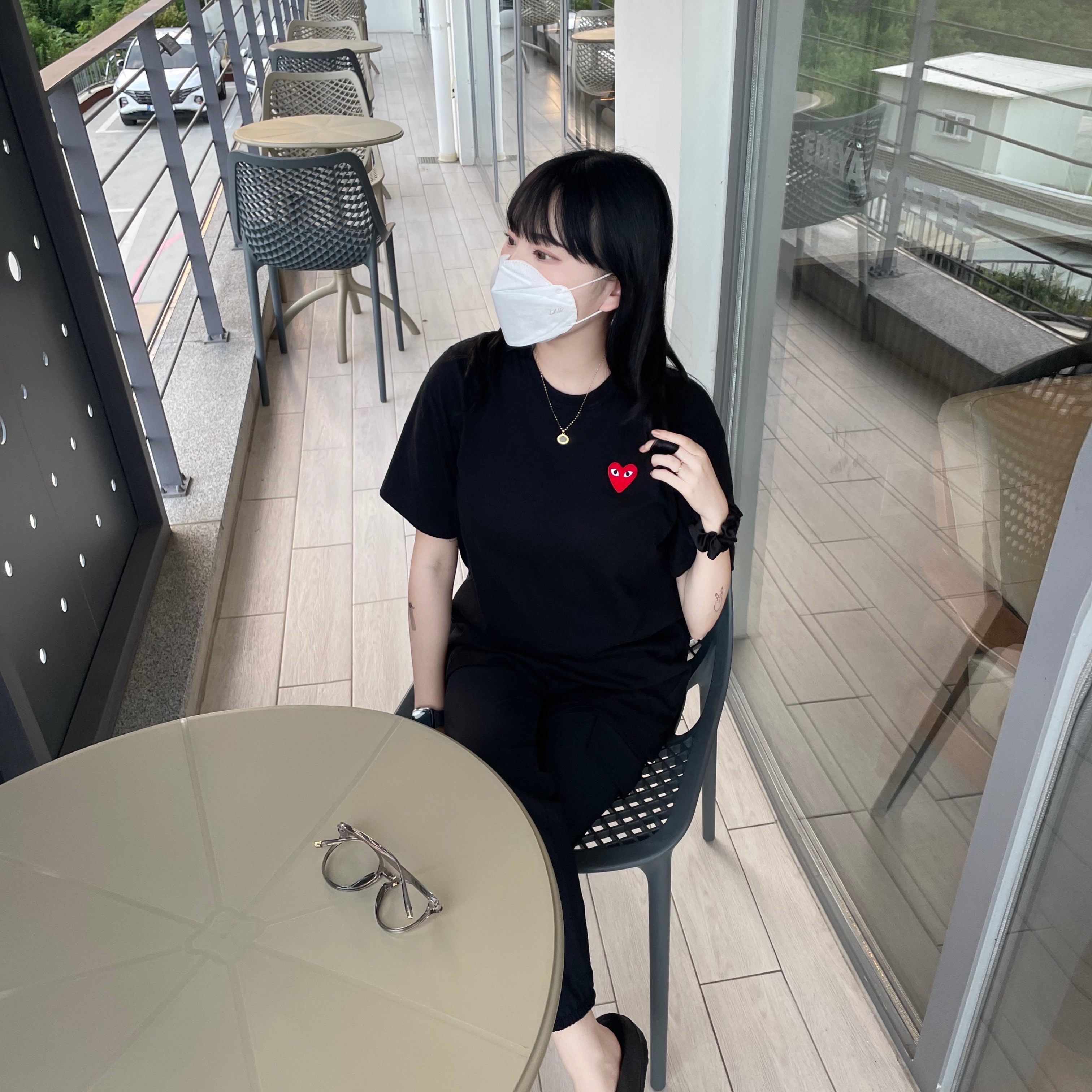 Play Comme des Garcons Red Heart T-Shirt Black 착용 스타일 - 3