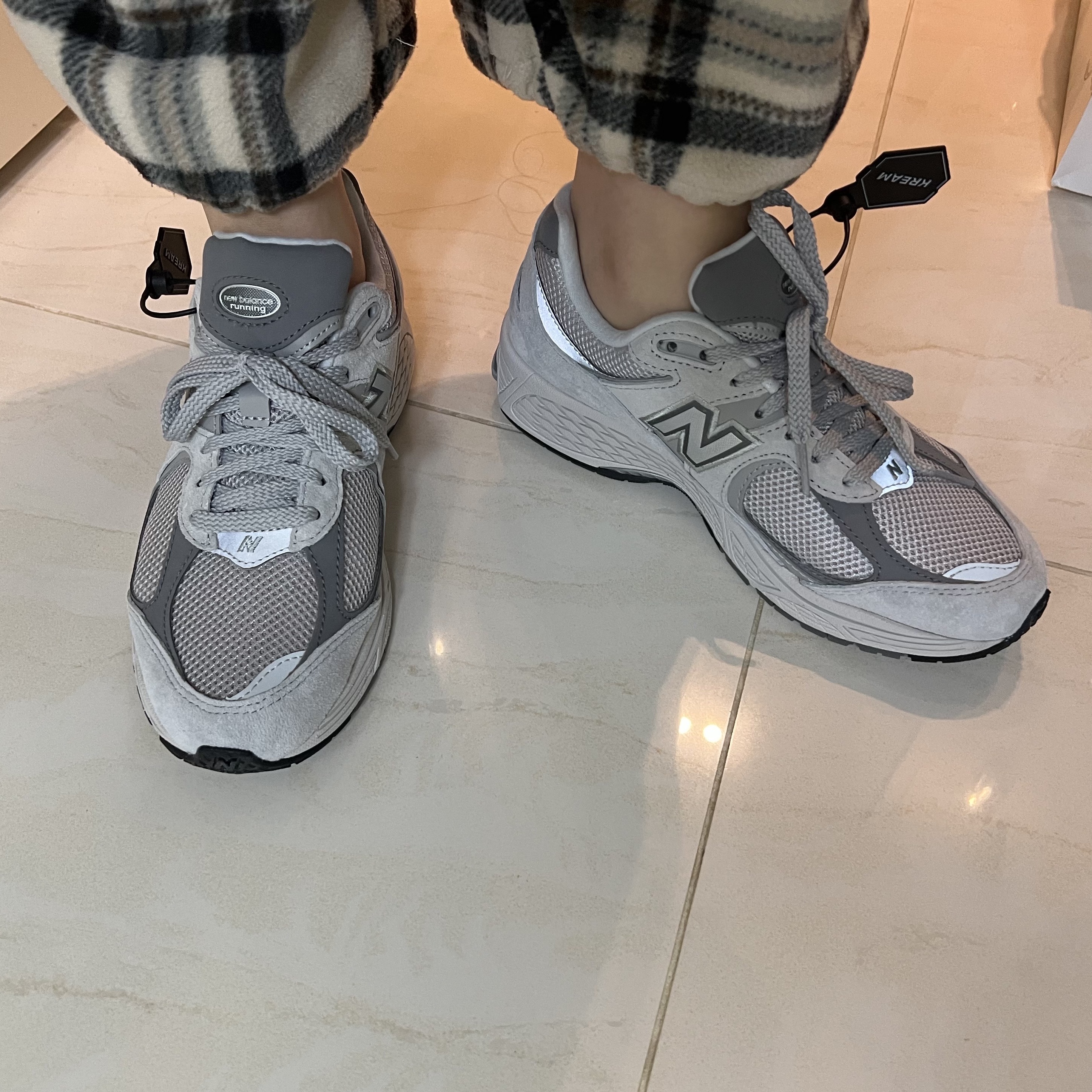 New Balance 2002R T2 Gray 착용 스타일