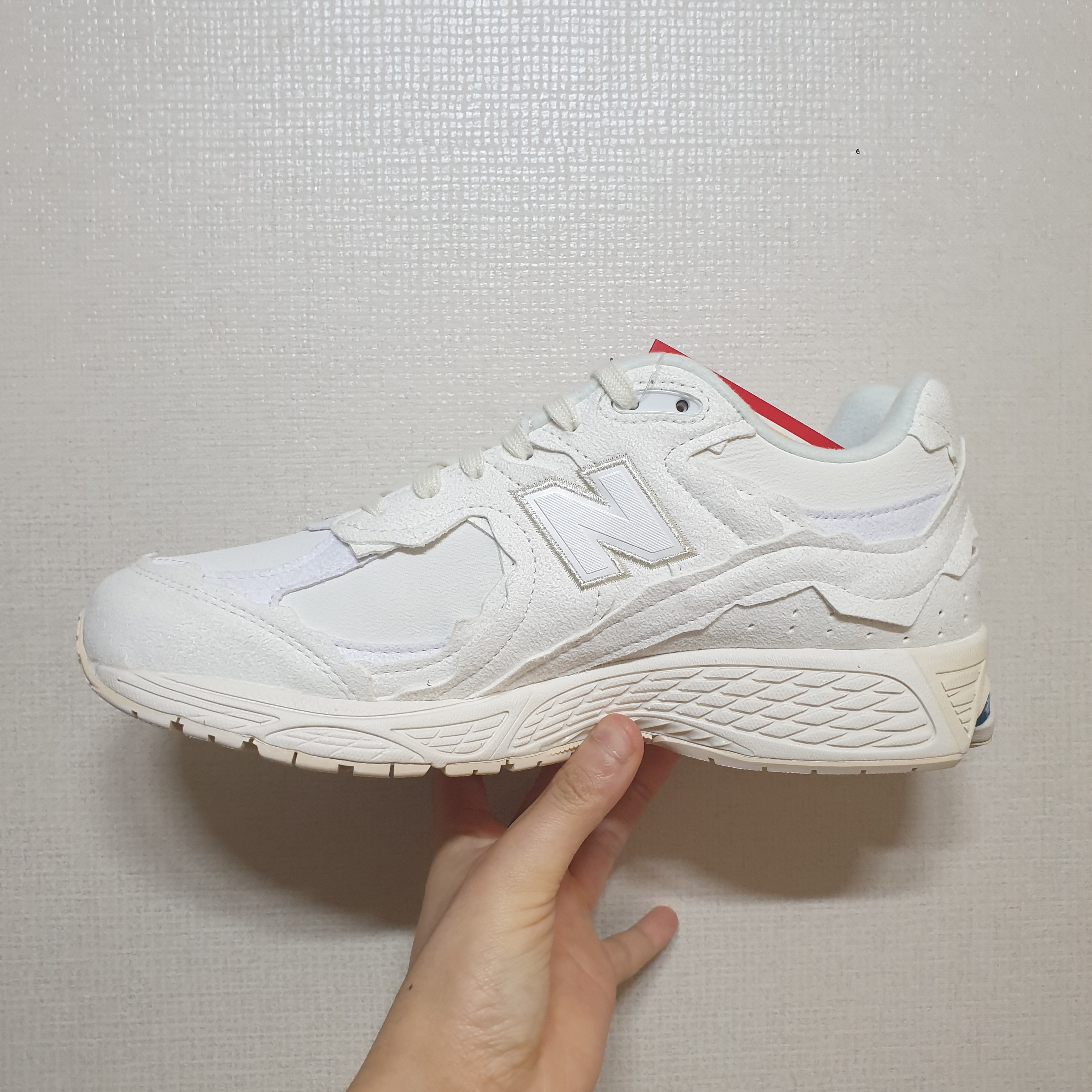 New Balance 2002R Protection Pack Sea Salt 착용 스타일 - 4