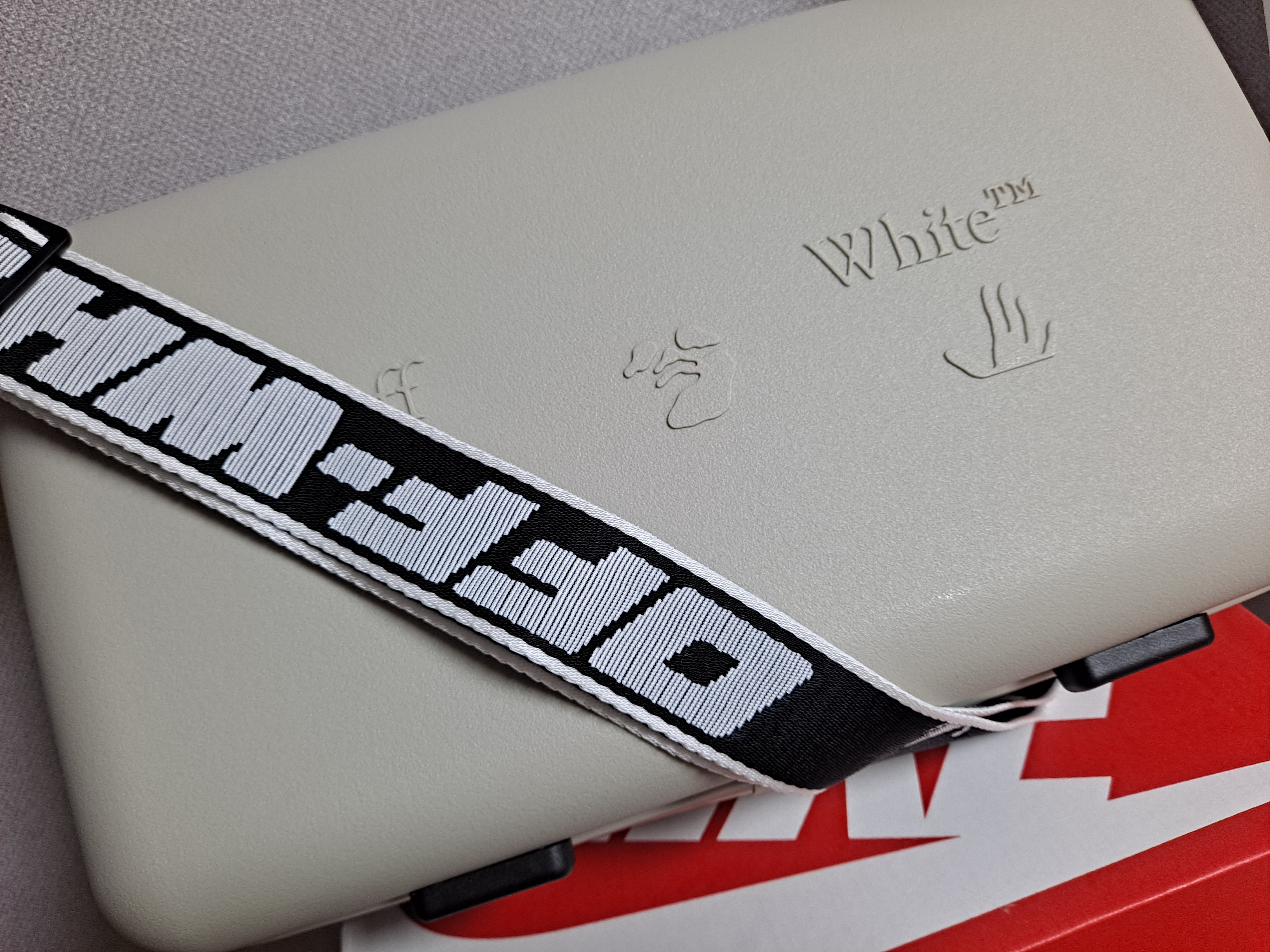 Off-White x Amore Pacific Protection Box (Without Cosmetics) 착용 스타일