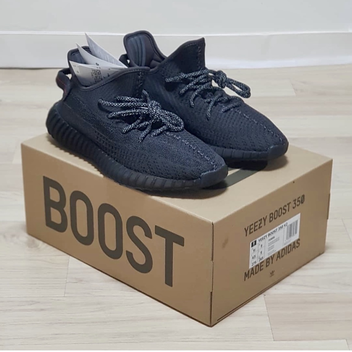 Adidas Yeezy Boost 350 V2 Black - Non-Reflective 착용 스타일