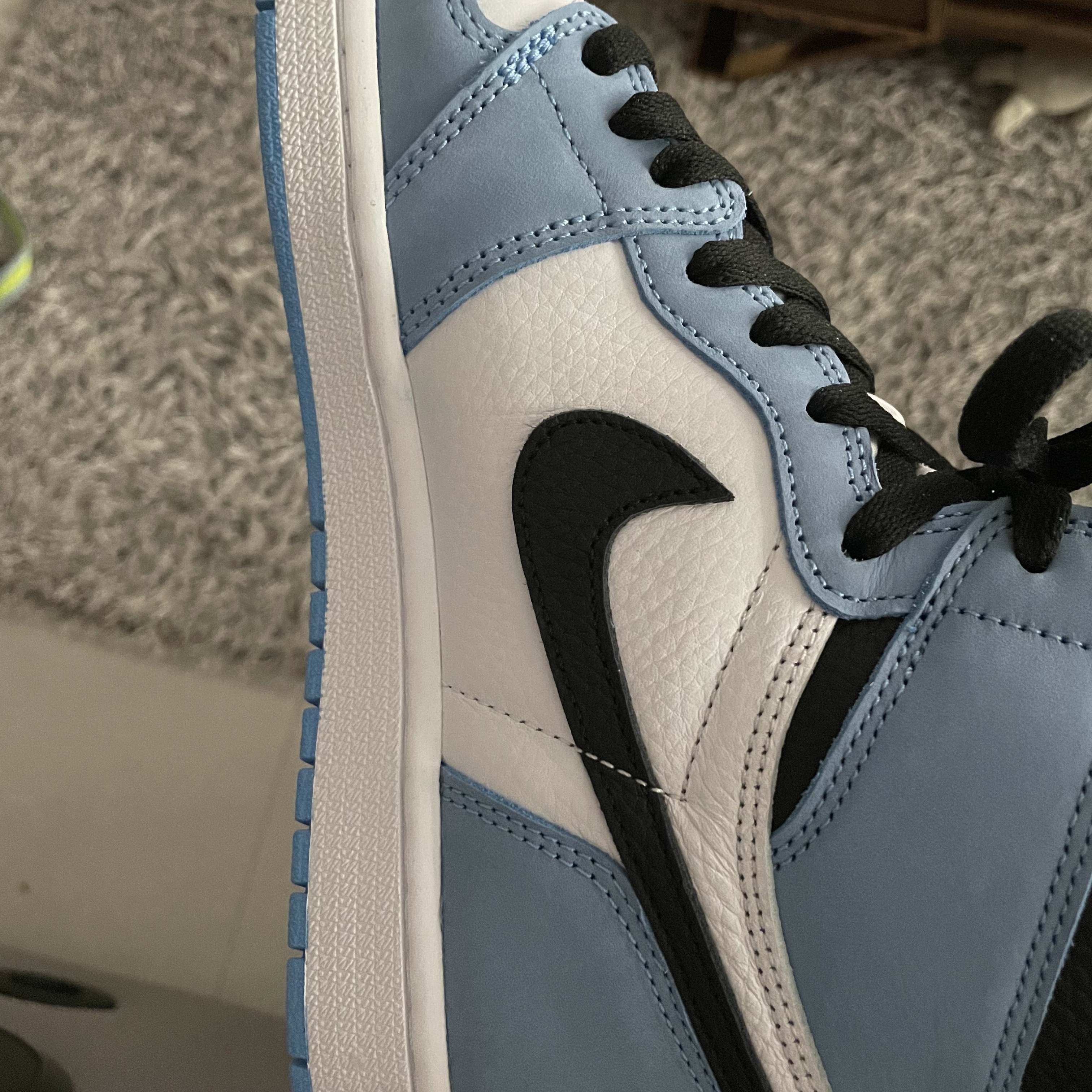 Jordan 1 Retro High OG University Blue 착용 스타일 - 1