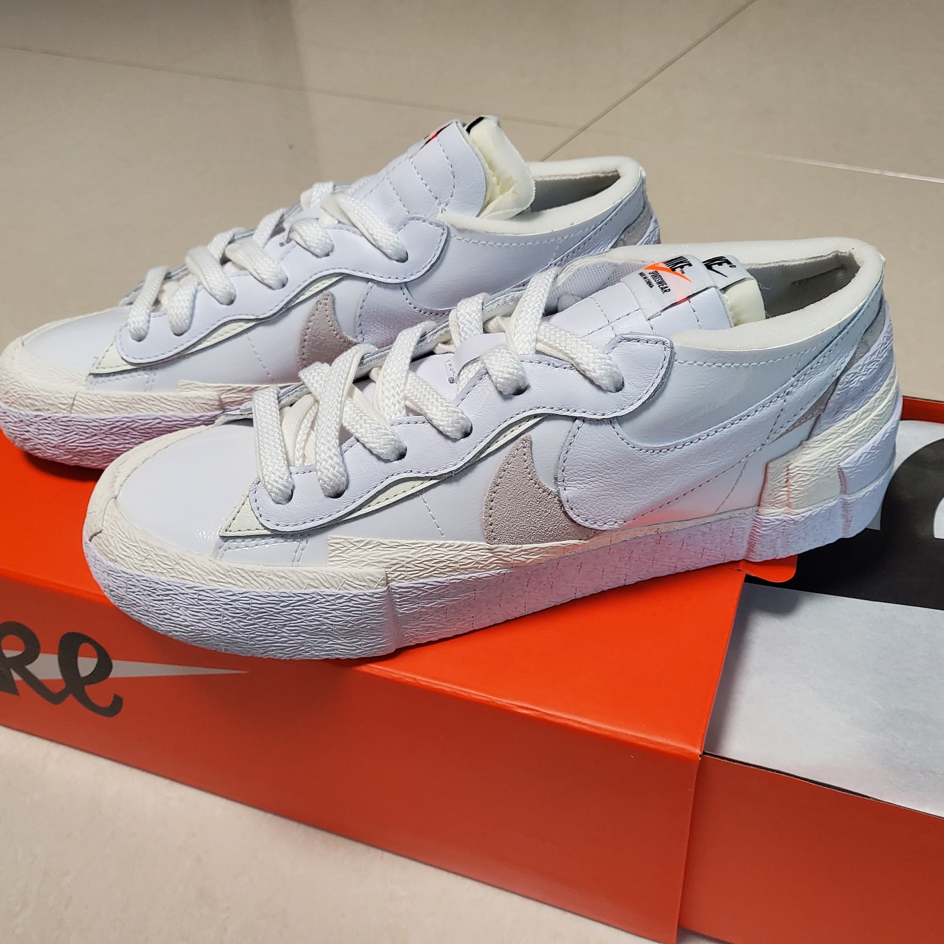 Nike x Sacai Blazer Low White Patent Leather 착용 스타일 - 1