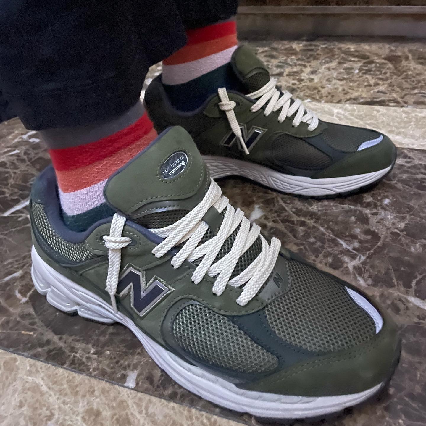 New Balance 2002R Grape Leaf 착용 스타일 - 2