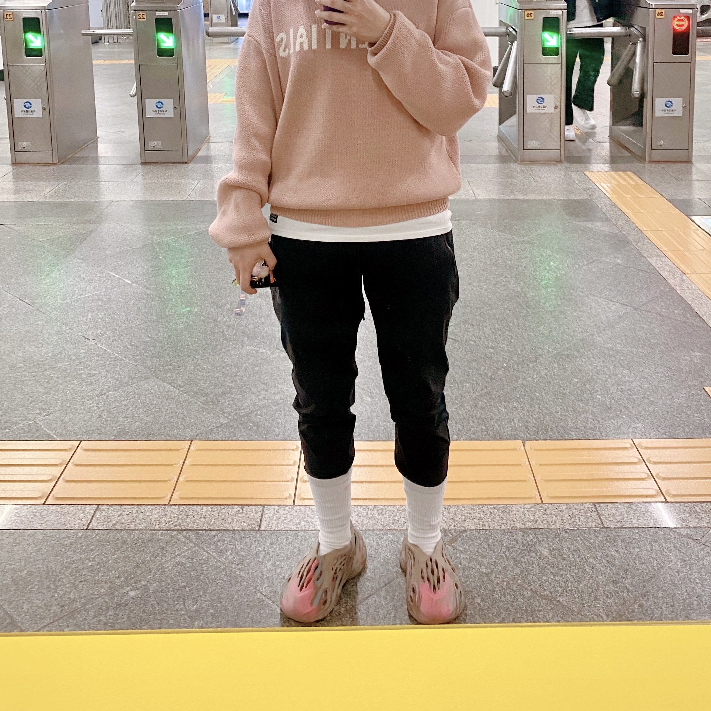 (Kids) Essentials Knit Pull-Over Matte Blush - 21FW, Adidas Yeezy Foam RNNR MX Sand Grey 착용 스타일