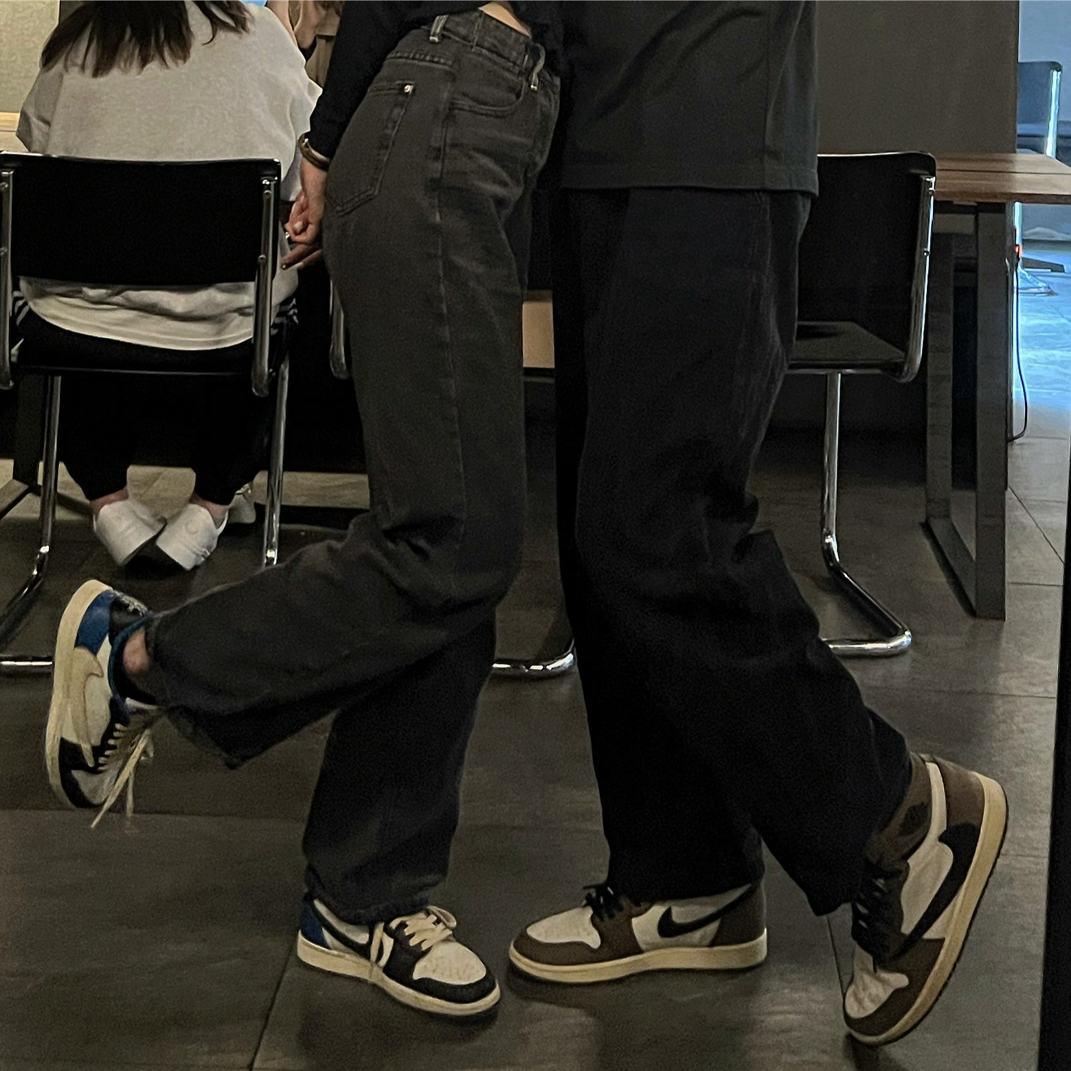 Jordan 1 x Travis Scott x Fragment Retro Low OG SP Military Blue, Jordan 1 x Travis Scott Retro High OG SP Mocha 착용 스타일 - 3
