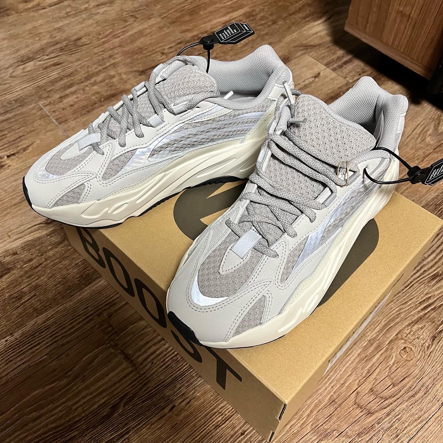 Adidas Yeezy Boost 700 V2 Static 2018, Adidas Yeezy Boost 700 V2 Static 2022 착용 스타일 - 2