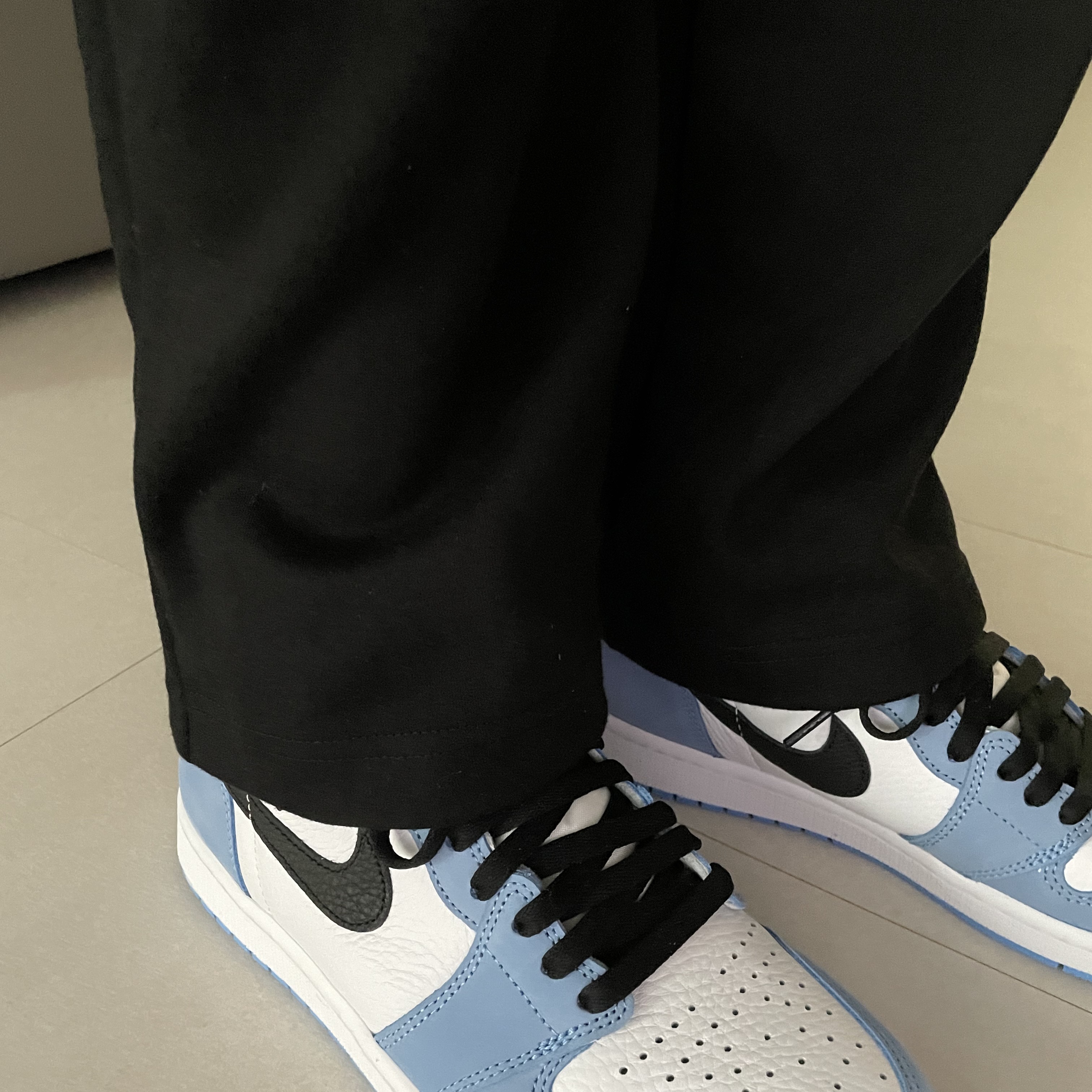 Jordan 1 Retro High OG University Blue 착용 스타일 - 2