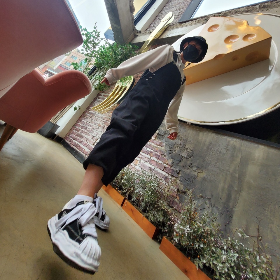 Maison Mihara Yasuhiro Blakey OG Sole Canvas Low-top Sneakers Black White 착용 스타일 - 2