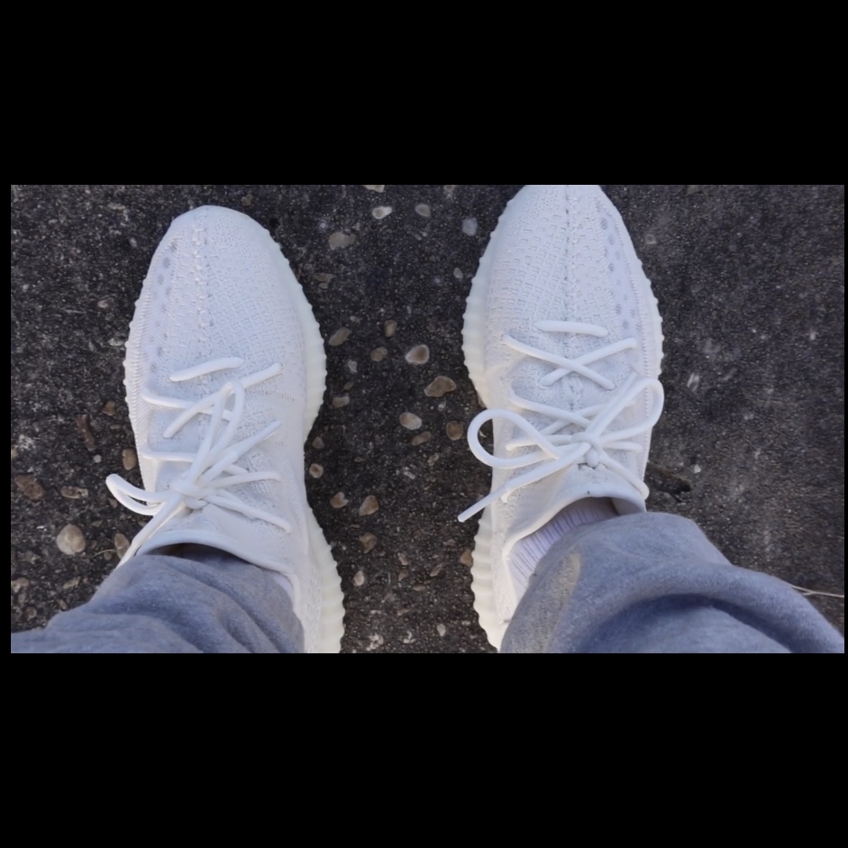 Adidas Yeezy Boost 350 V2 Bone 착용 스타일