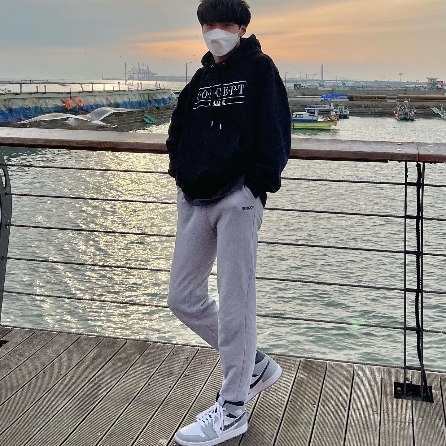 Jordan 1 Mid Light Smoke Grey Anthracite 착용 스타일 - 3