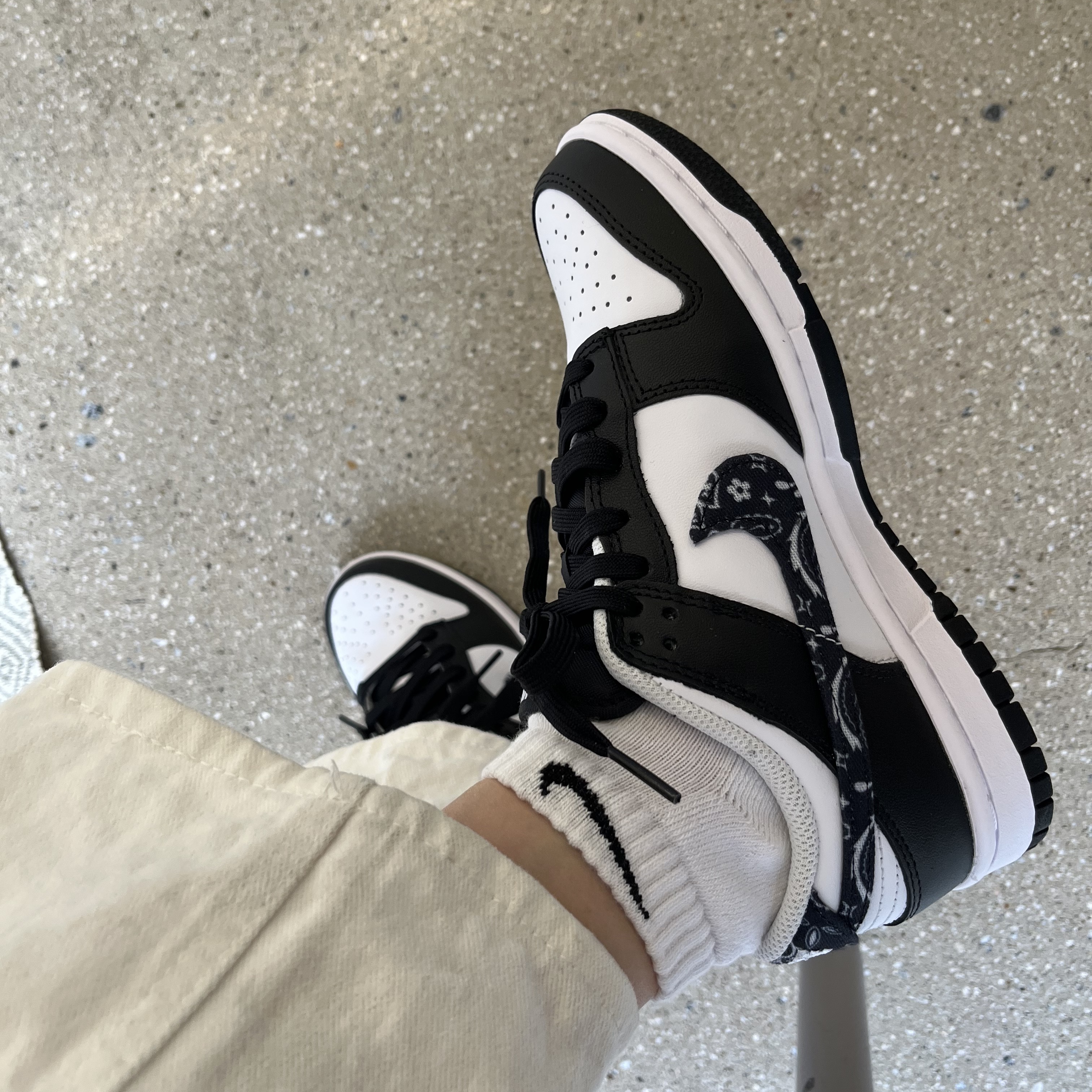 (W) Nike Dunk Low Essential Black Paisley 착용 스타일 - 1
