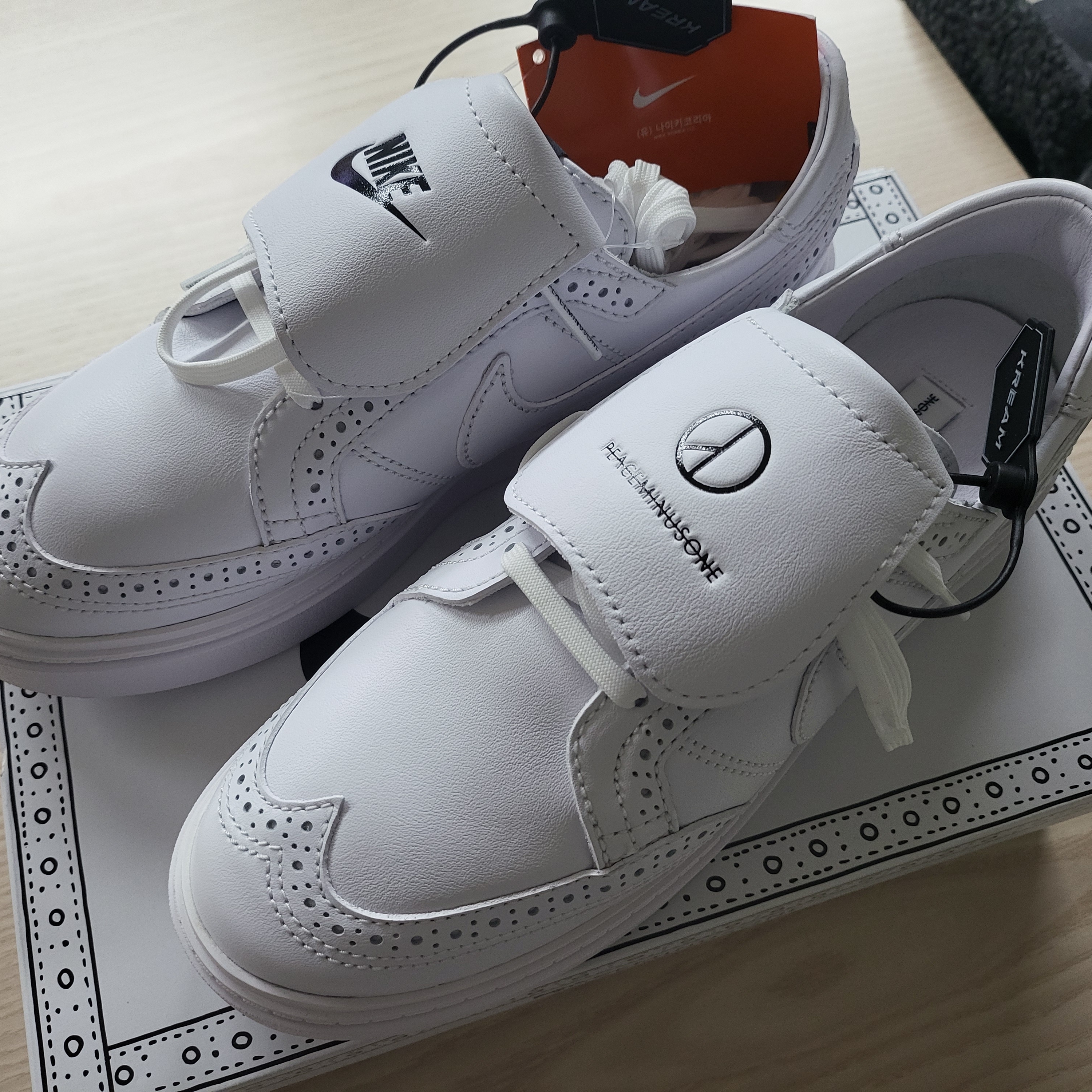 Nike x Sacai VaporWaffle Black and Gum, Nike x Peaceminusone Kwondo1 White 착용 스타일 - 2