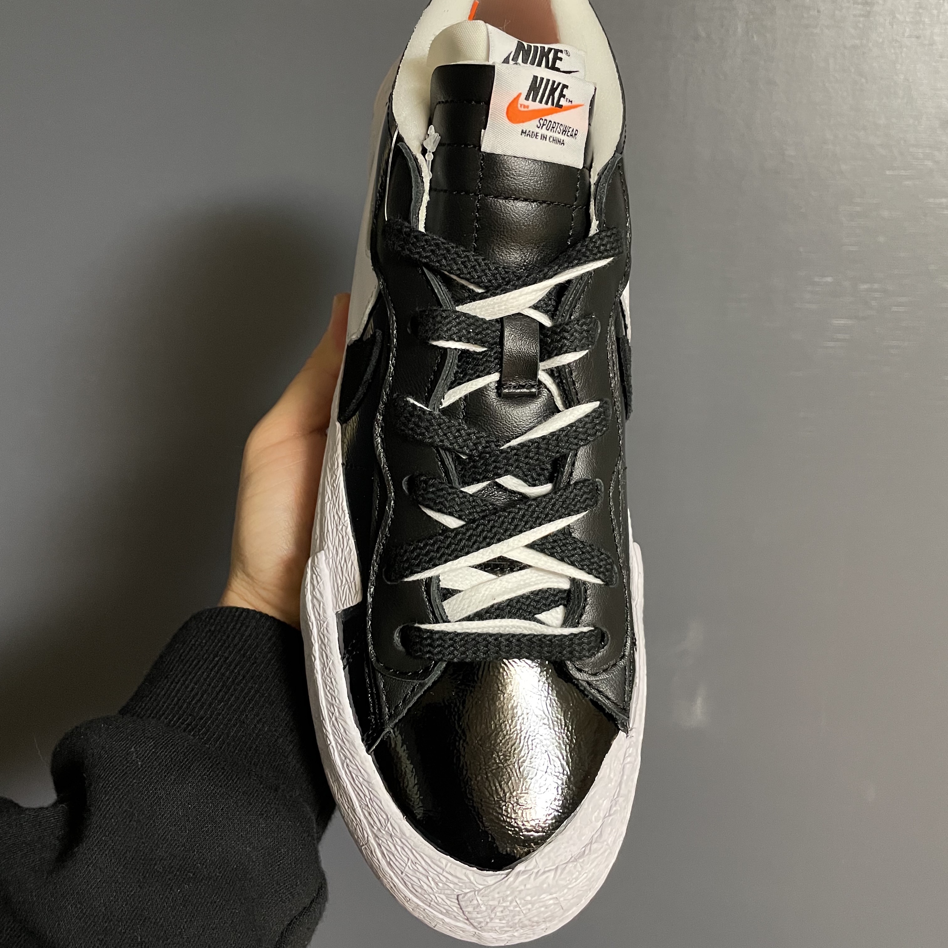 Nike x Sacai Blazer Low Black Patent Leather 착용 스타일 - 3