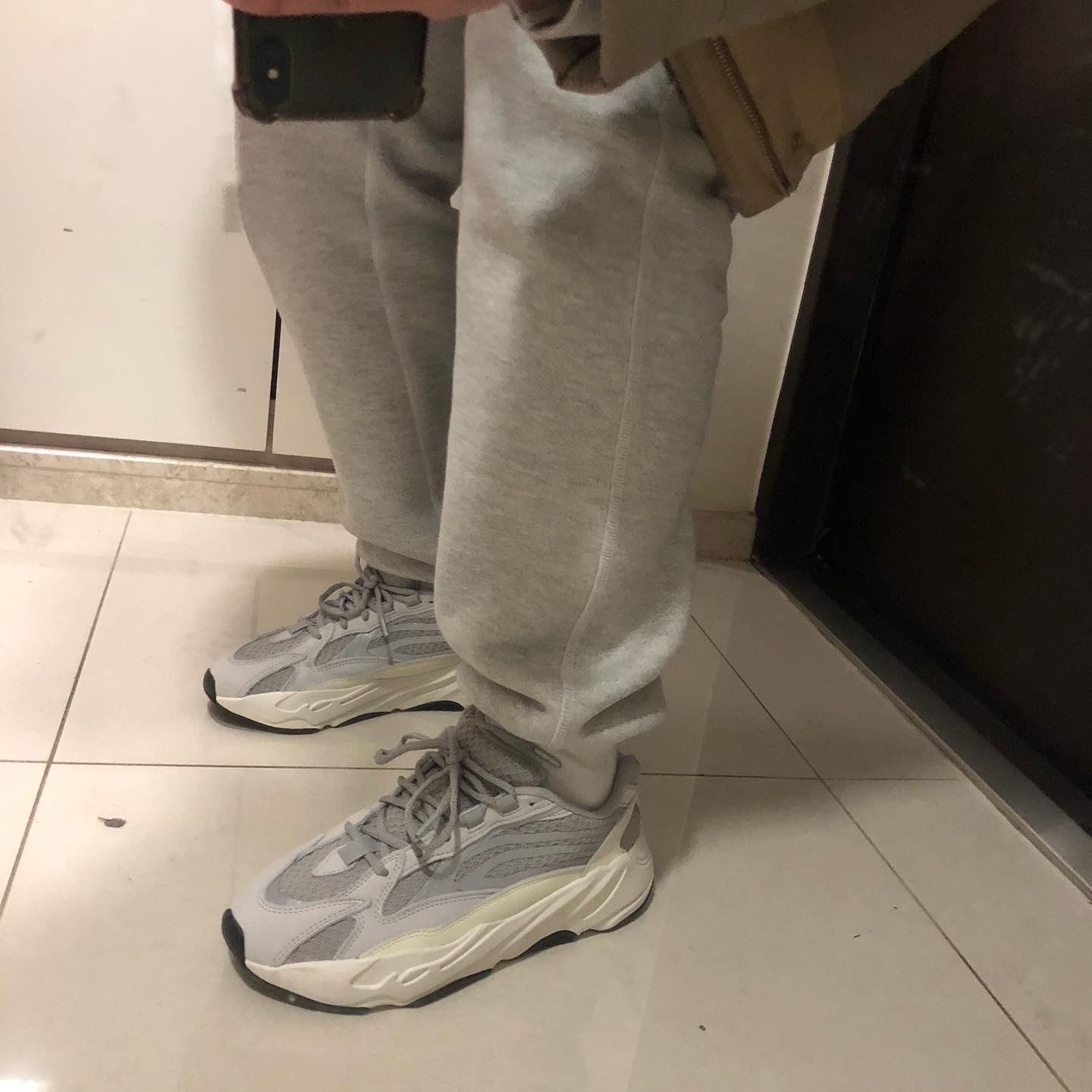 Adidas Yeezy Boost 700 V2 Static 2018, Adidas Yeezy Boost 700 V2 Static 2022 착용 스타일 - 1