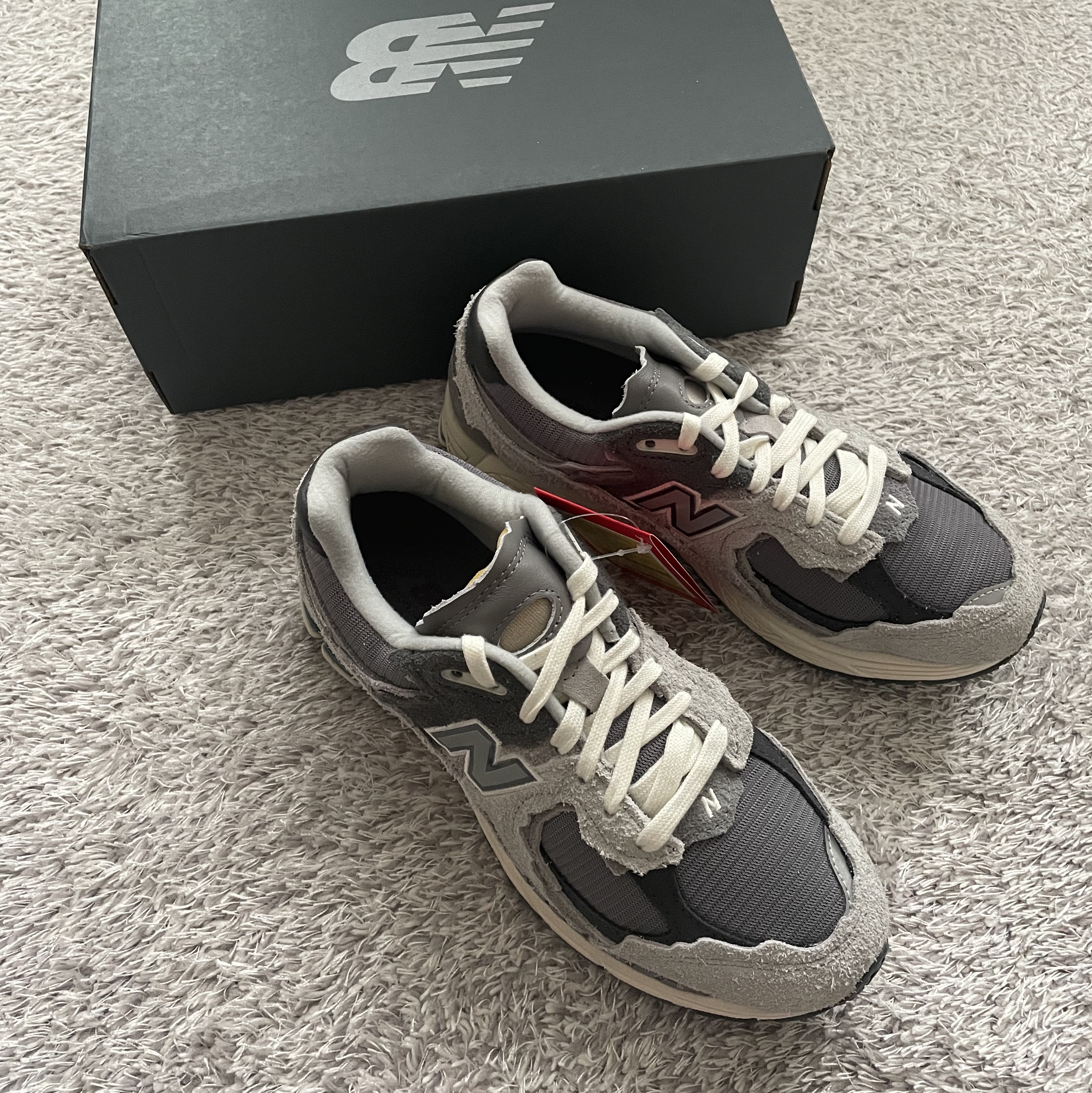 New Balance 2002R Protection Pack Rain Cloud 착용 스타일 - 2