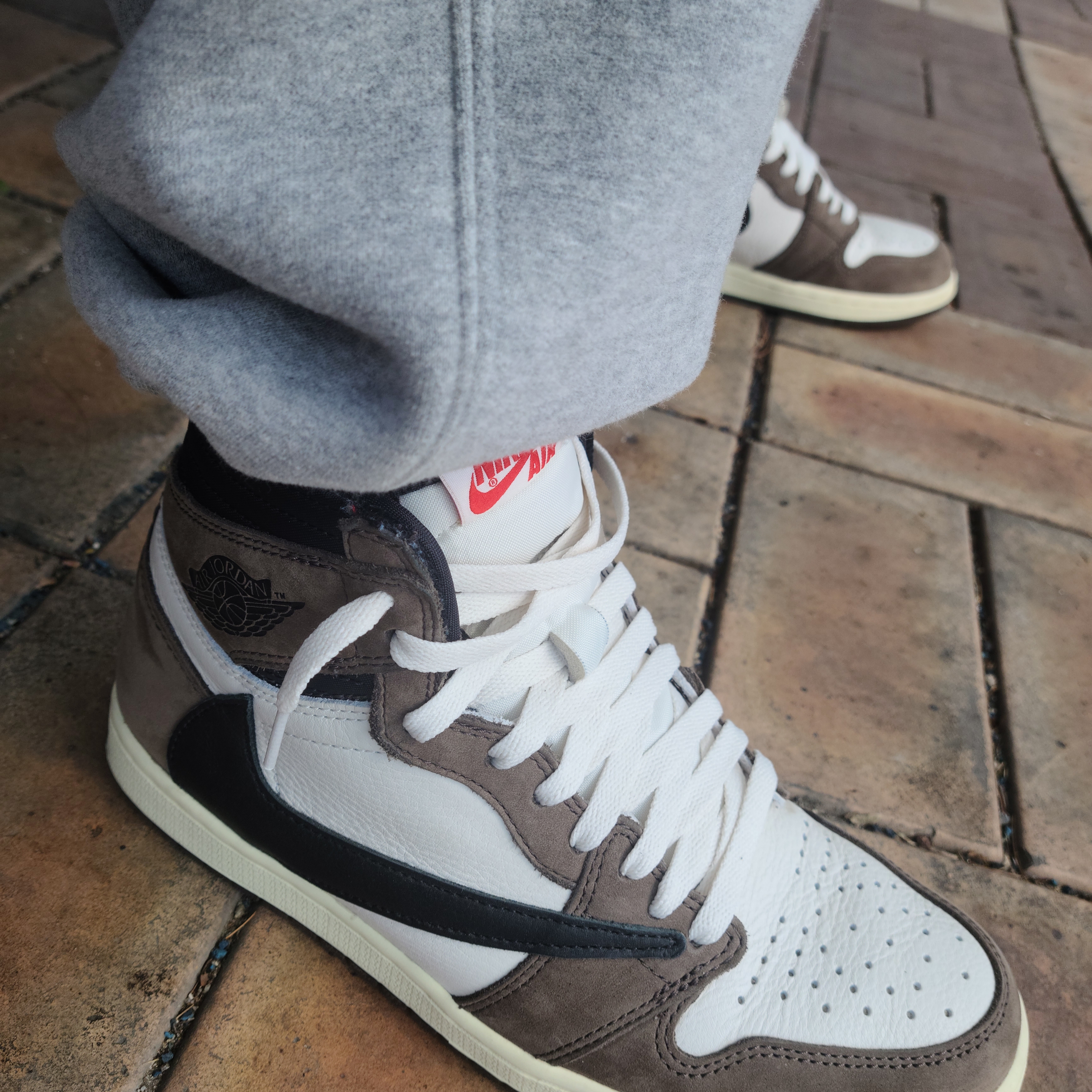 Jordan 1 x Travis Scott Retro High OG SP Mocha 착용 스타일 - 2