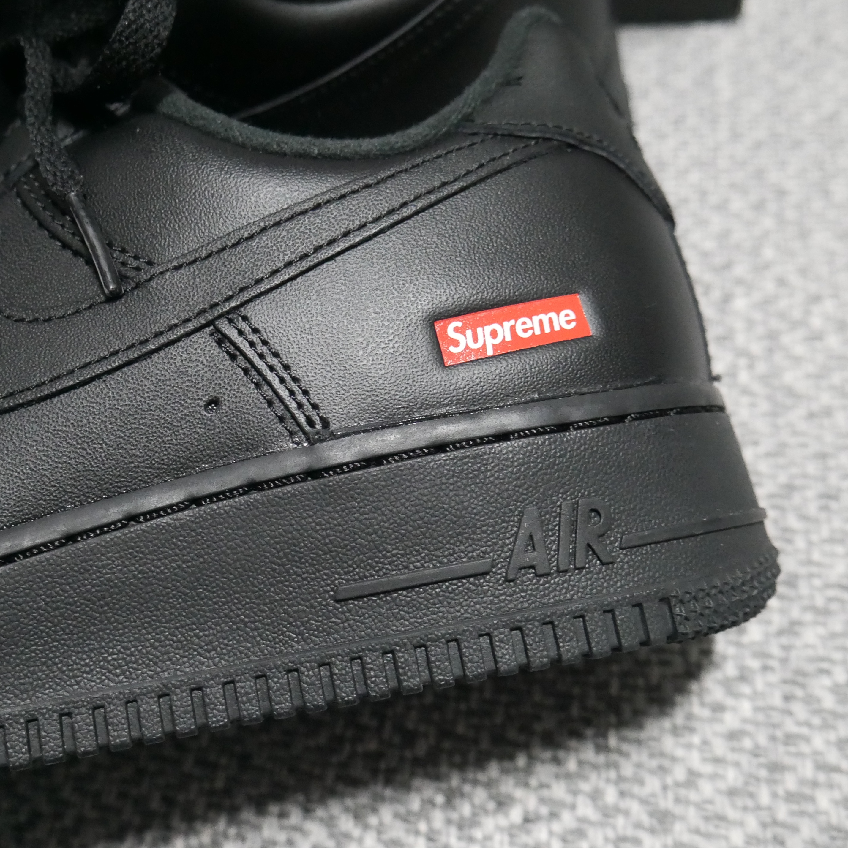 Nike x Supreme Air Force 1 Low Black 착용 스타일 - 3