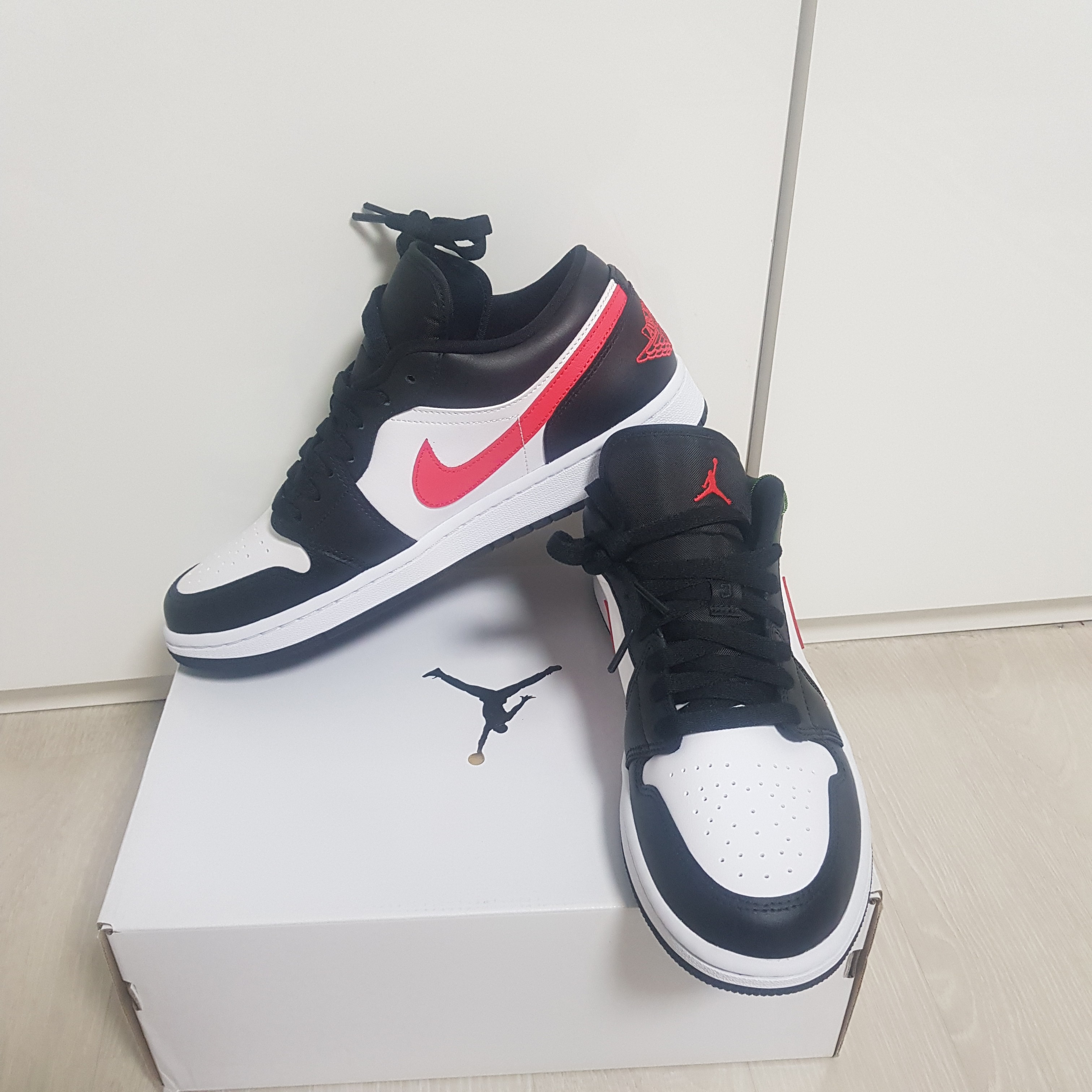 (W) Jordan 1 Low Black Siren Red 착용 스타일 - 2
