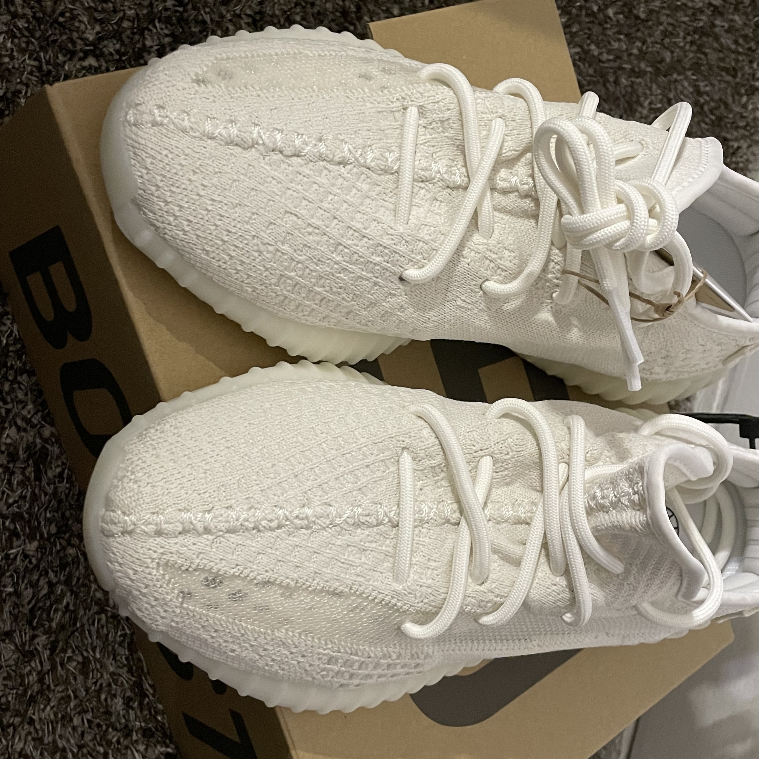 Adidas Yeezy Boost 350 V2 Bone 착용 스타일 - 1