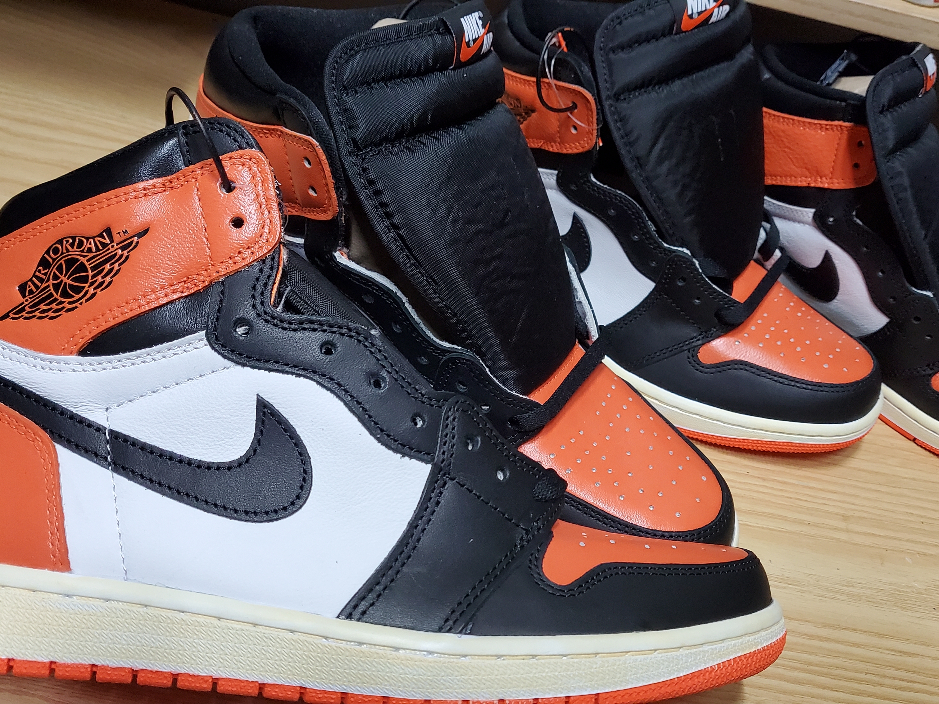 Jordan 1 Retro Shattered Backboard, Jordan 1 Retro High OG Electro Orange 착용 스타일