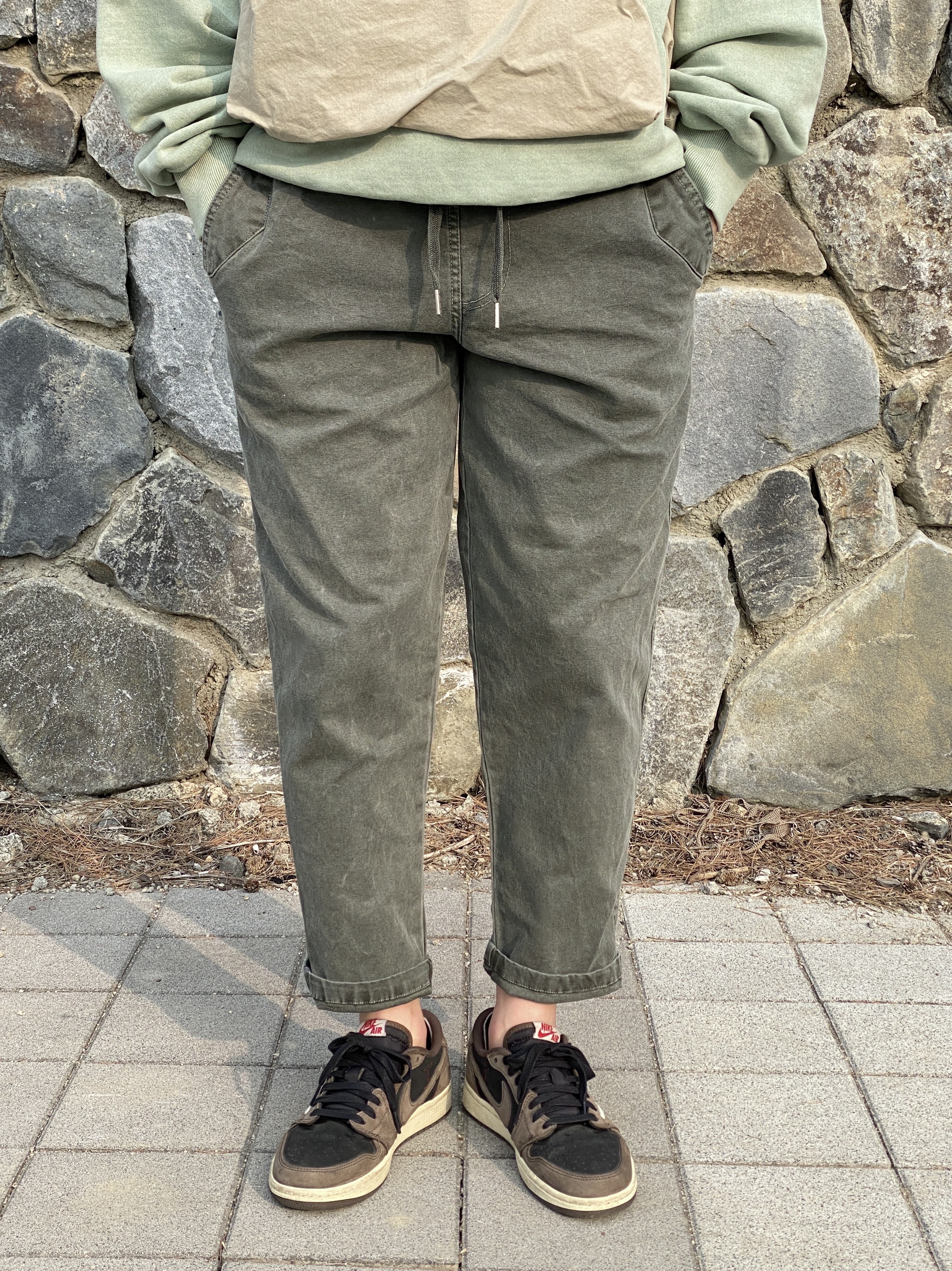 Jordan 1 x Travis Scott Retro Low OG SP Mocha 착용 스타일 - 4