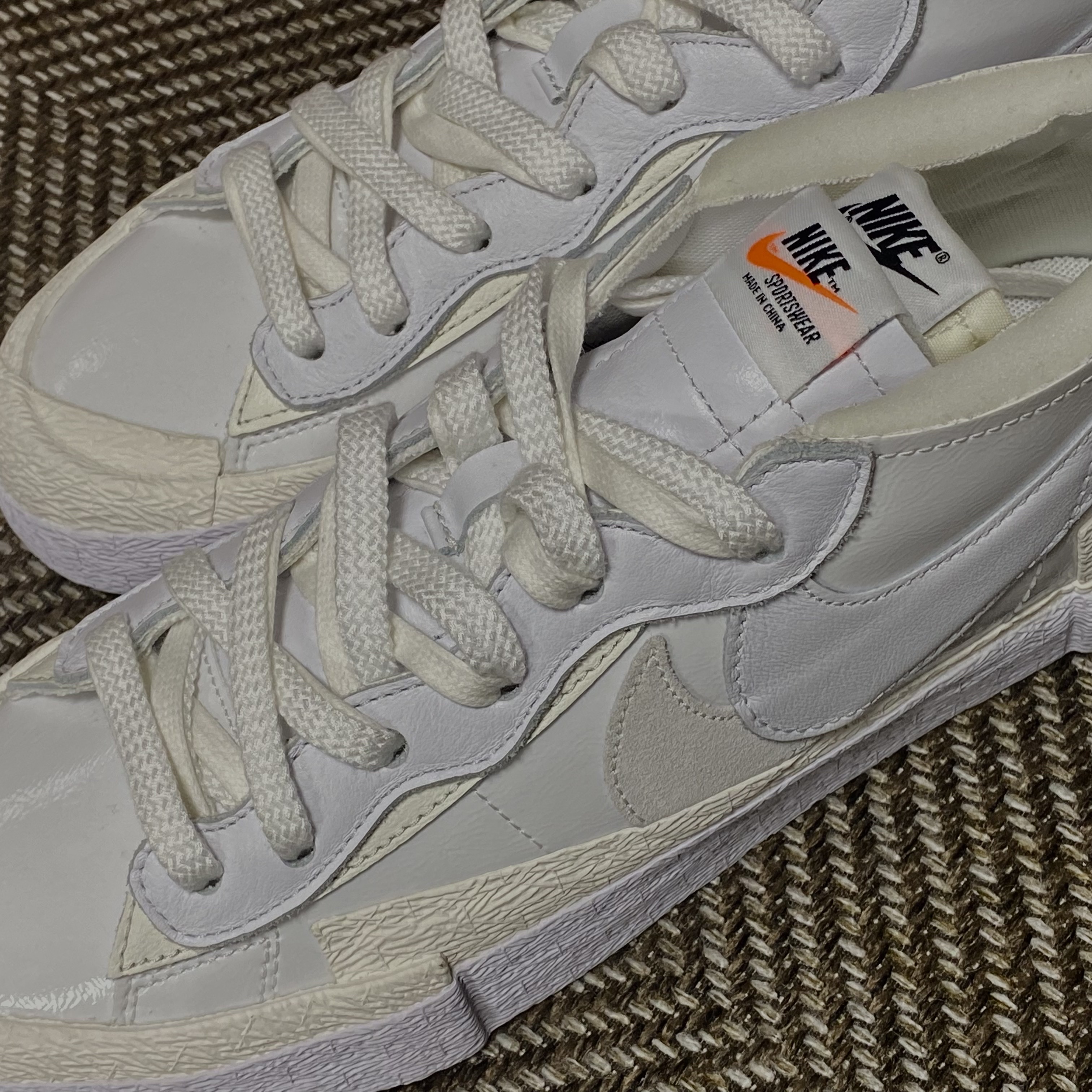 Nike x Sacai Blazer Low White Patent Leather 착용 스타일
