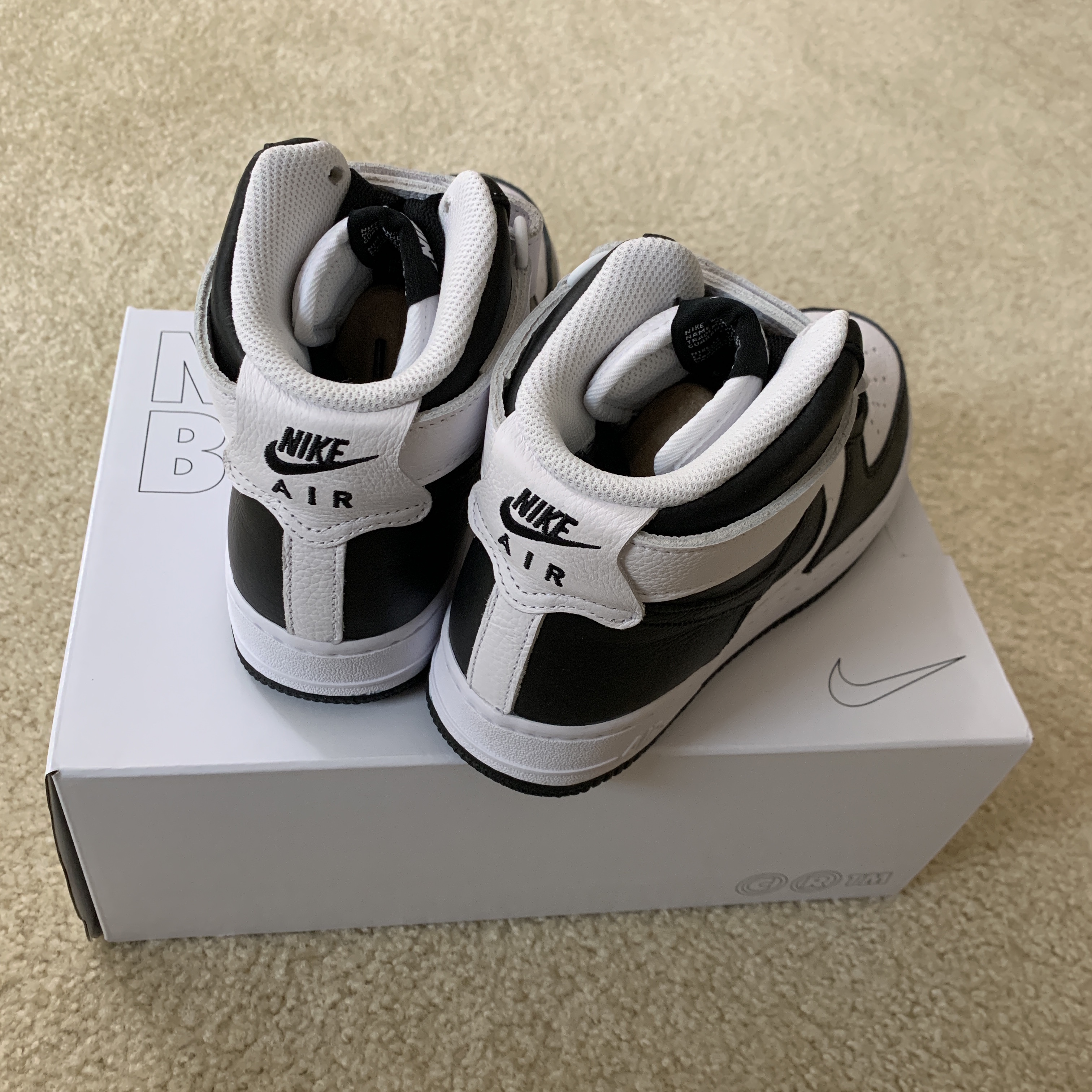 Nike Air Force 1 High '07 Triple White 착용 스타일 - 2