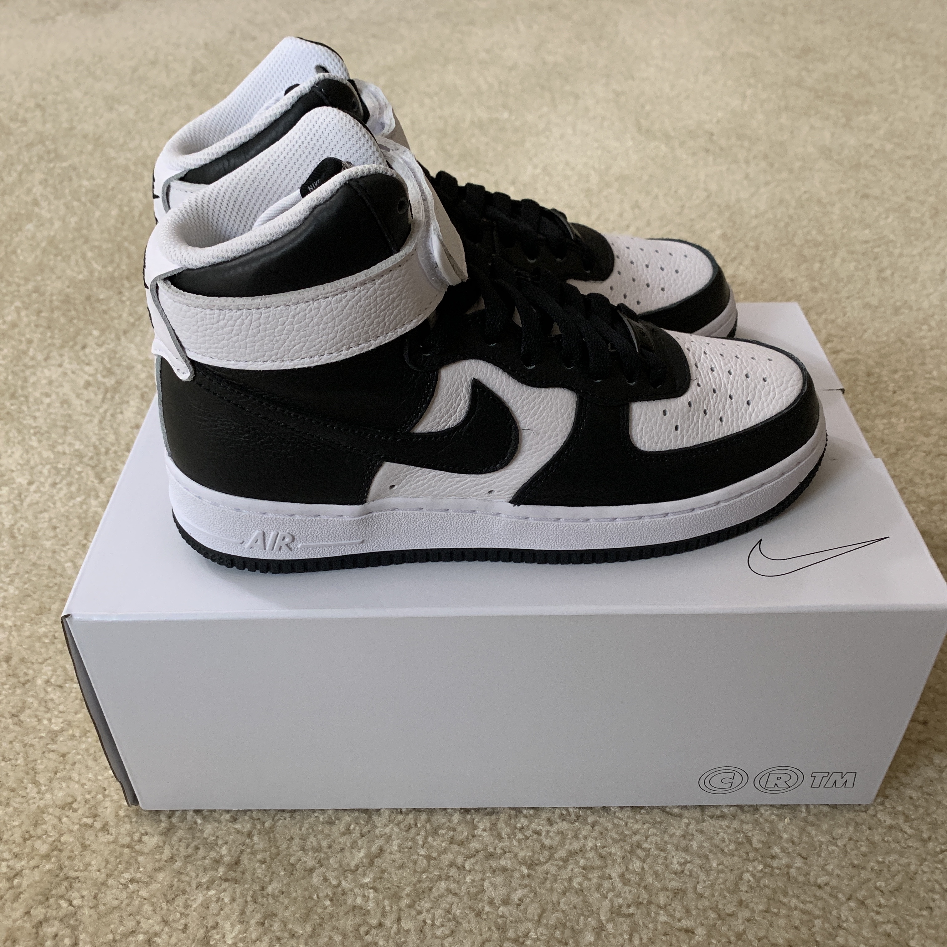 Nike Air Force 1 High '07 Triple White 착용 스타일 - 3
