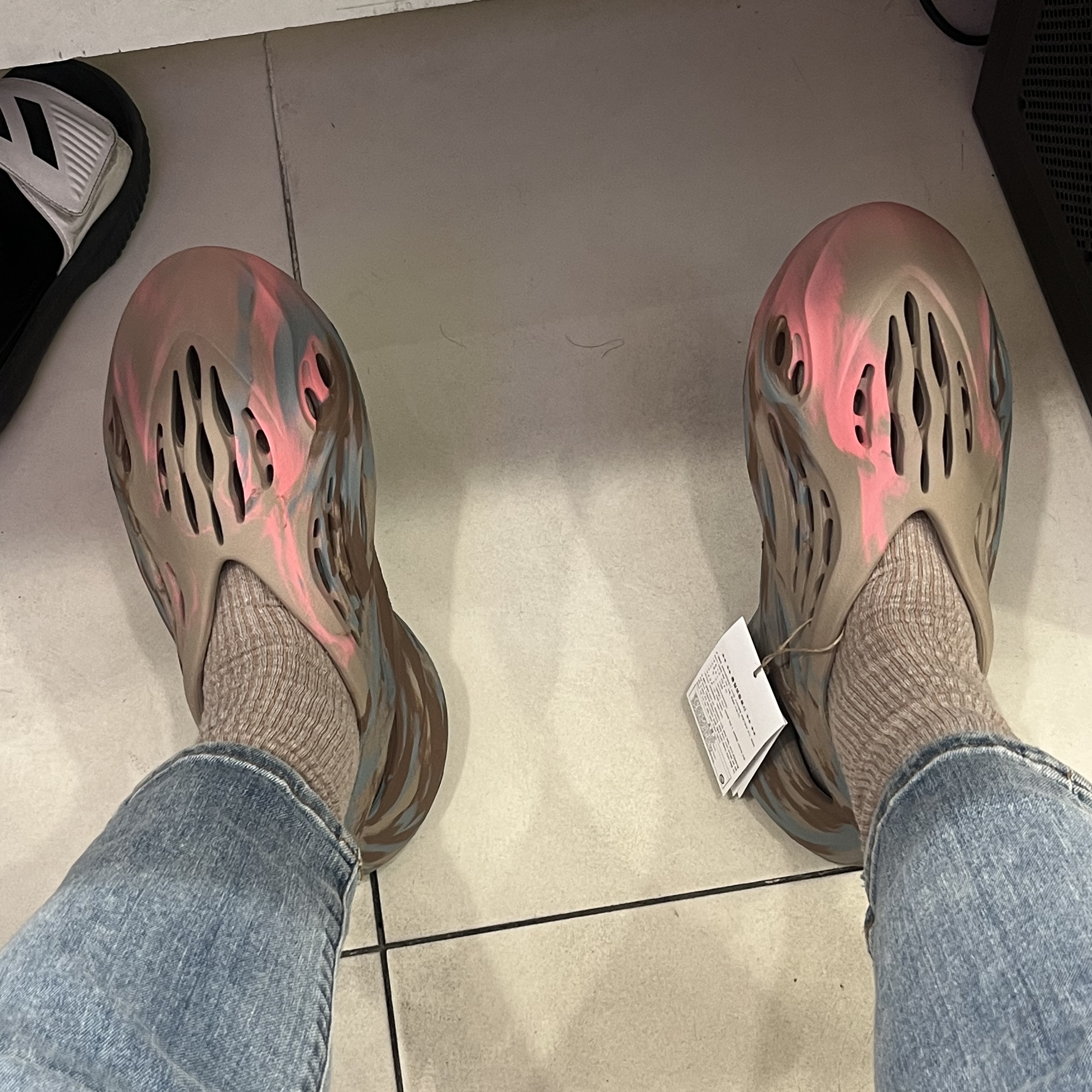 Adidas Yeezy Foam RNNR MX Sand Grey 착용 스타일 - 4