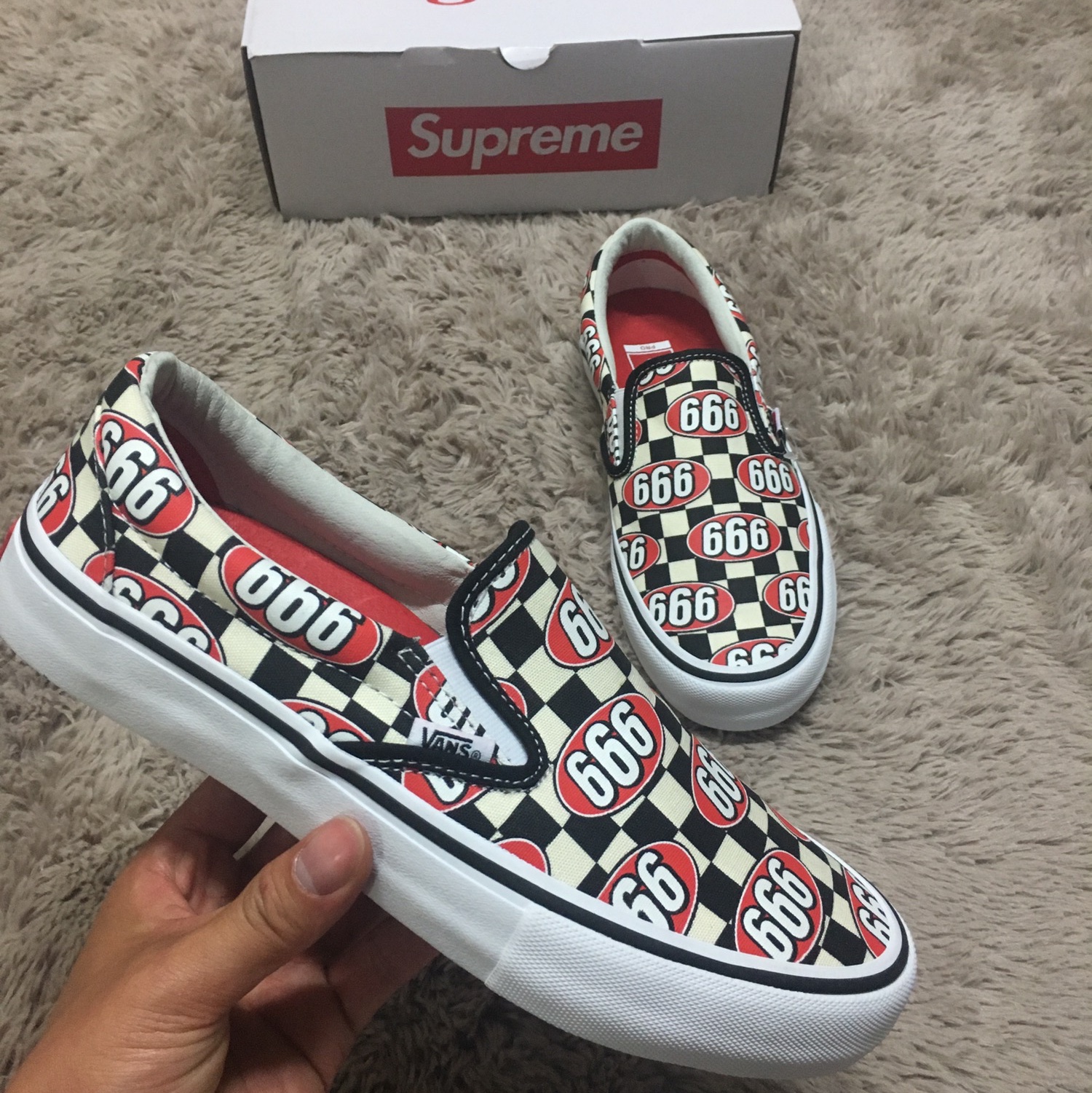 Vans x Supreme Slip-On 666 Black 착용 스타일 - 2