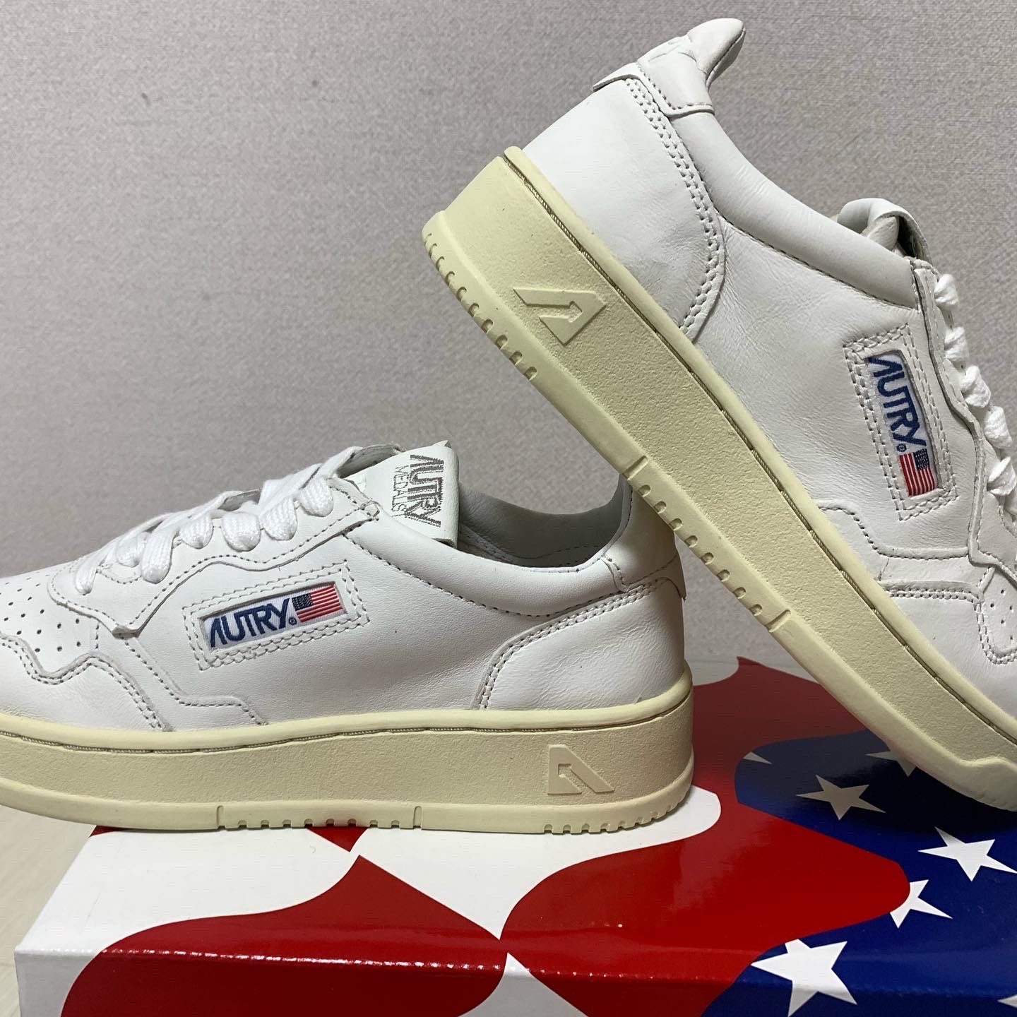 (W) Autry Medalist Low Goatskin Sneakers White 착용 스타일 - 2