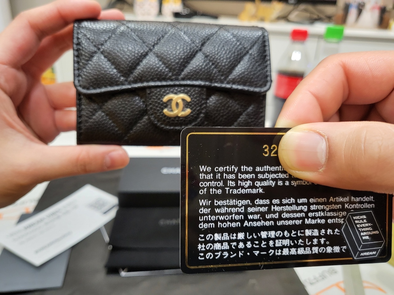 Chanel Classic Card Holder Grained Calfskin & Silver Black, Chanel Classic Card Holder Grained Calfskin & Gold Black 착용 스타일