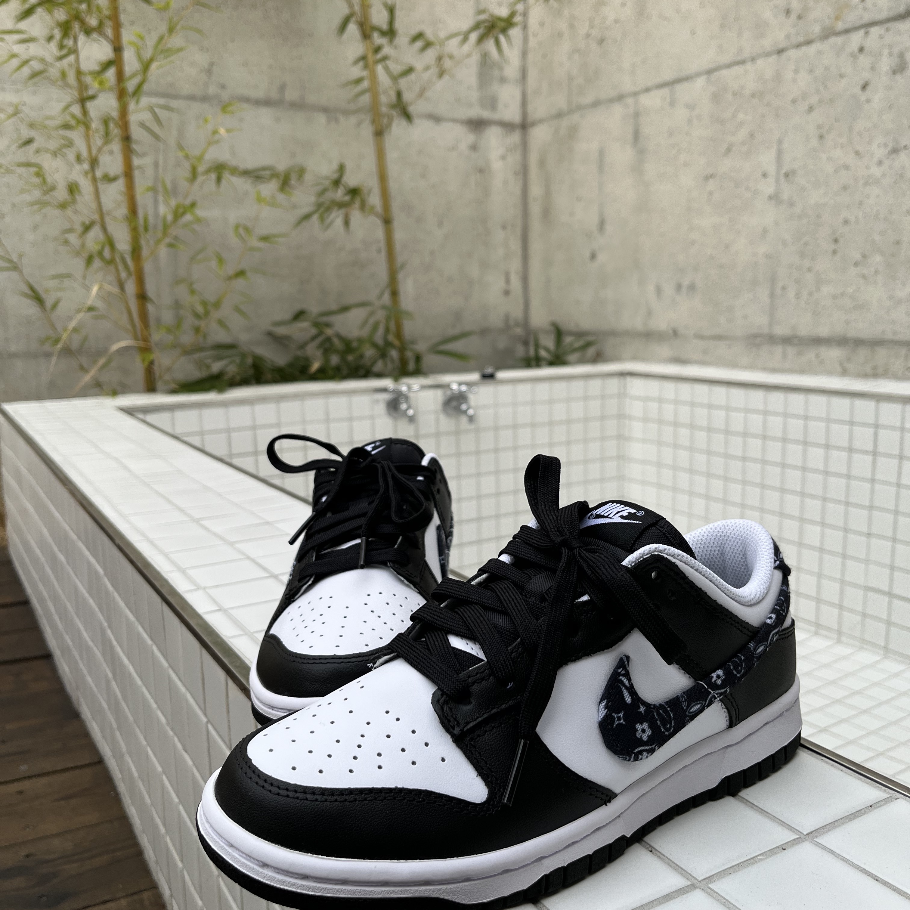 (W) Nike Dunk Low Essential Black Paisley 착용 스타일 - 2