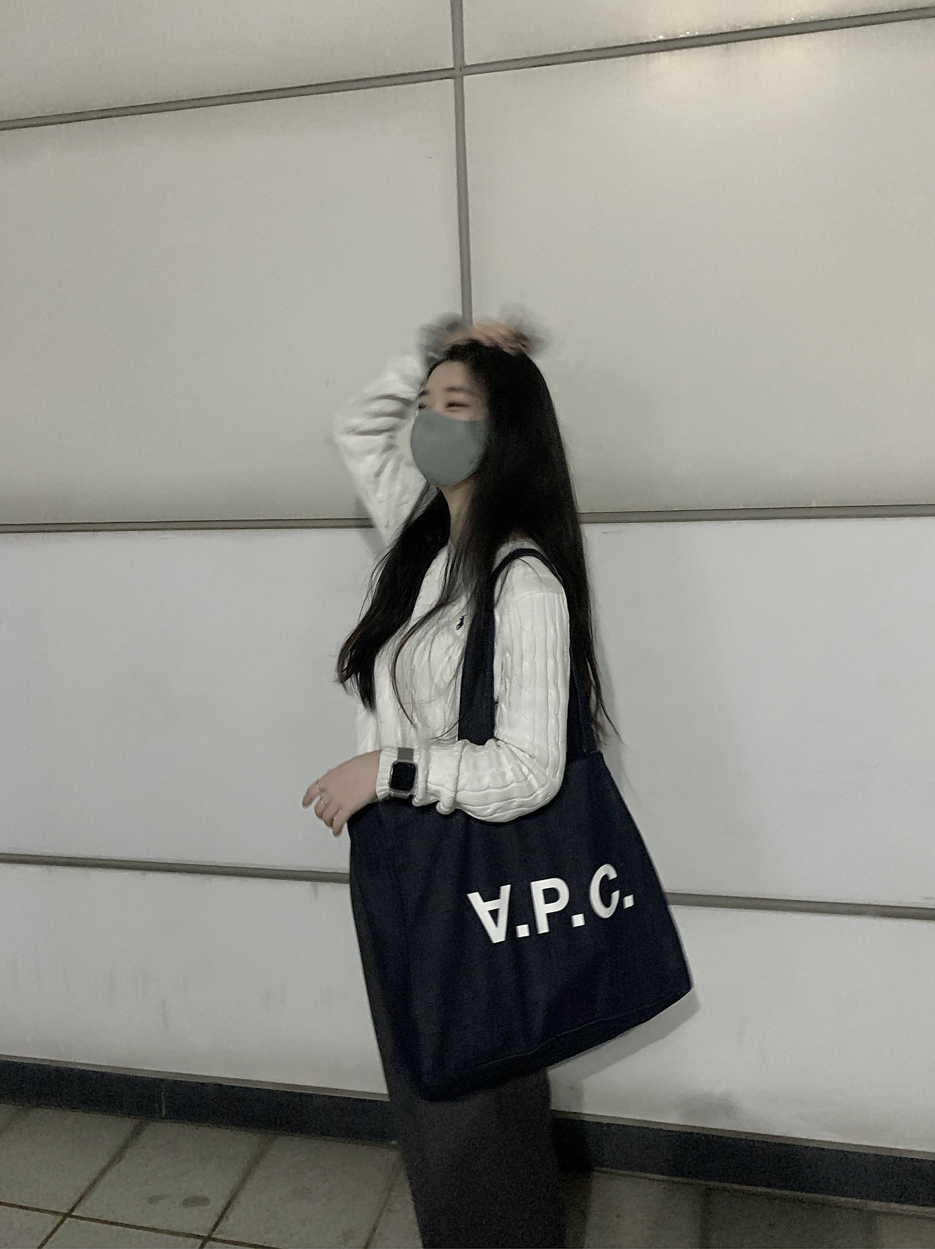 A.P.C. Daniela Shopping Bag Indigo 착용 스타일 - 1