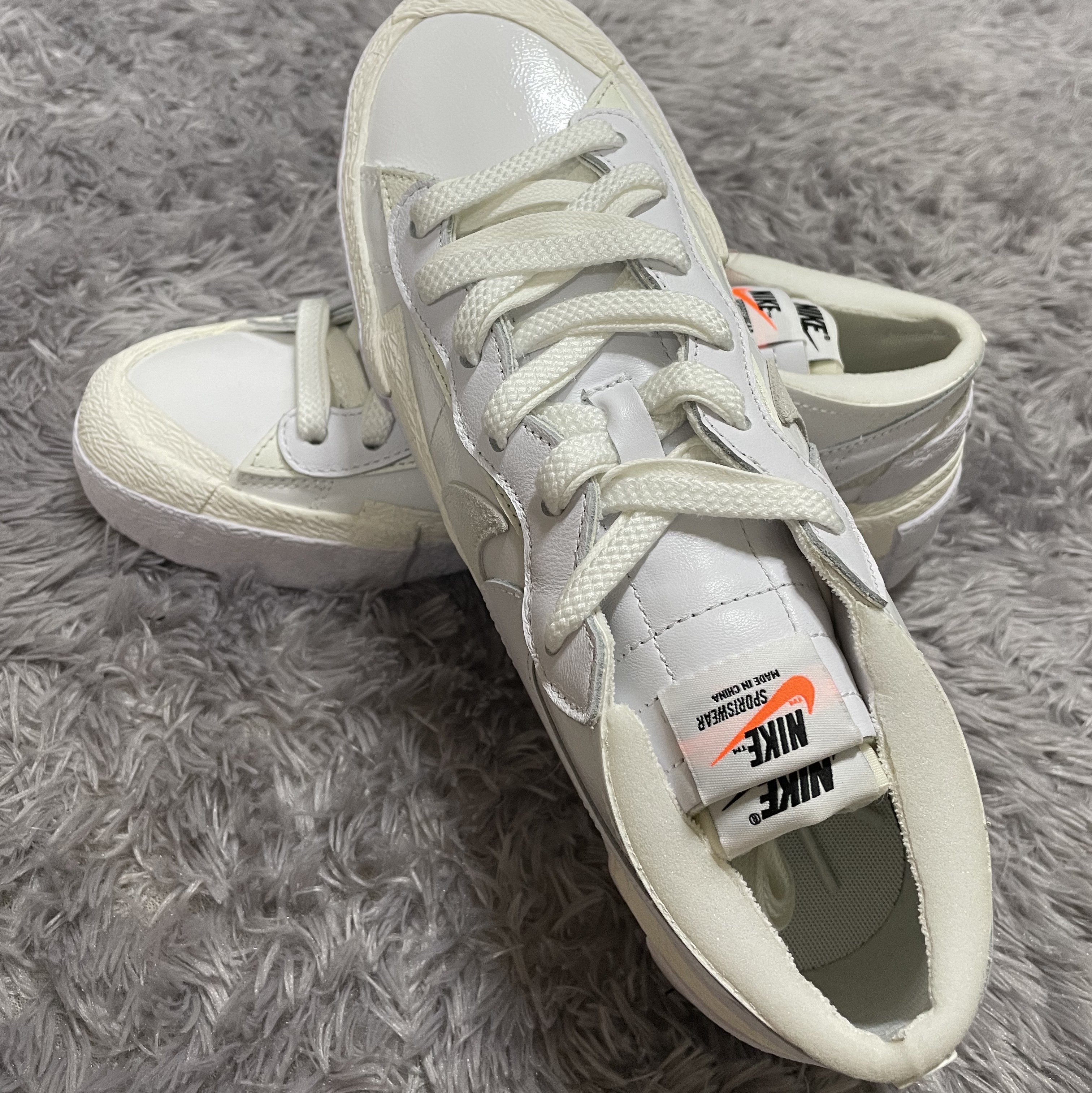 Nike x Sacai Blazer Low White Patent Leather 착용 스타일 - 2