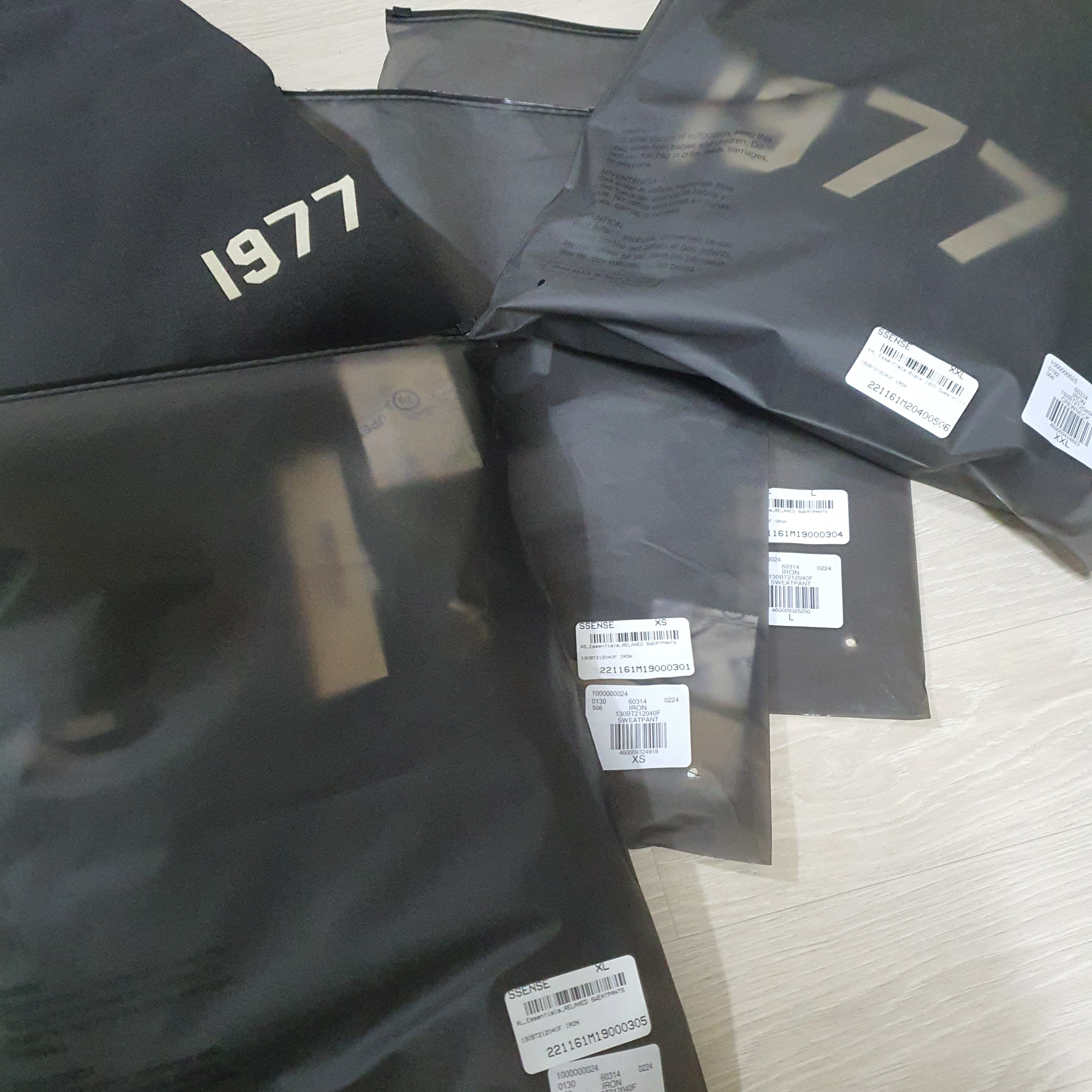 Essentials 1977 Crewneck Sweatshirt Iron - 22SS, Essentials 1977 Relaxed Sweatpants Iron - 22SS 착용 스타일