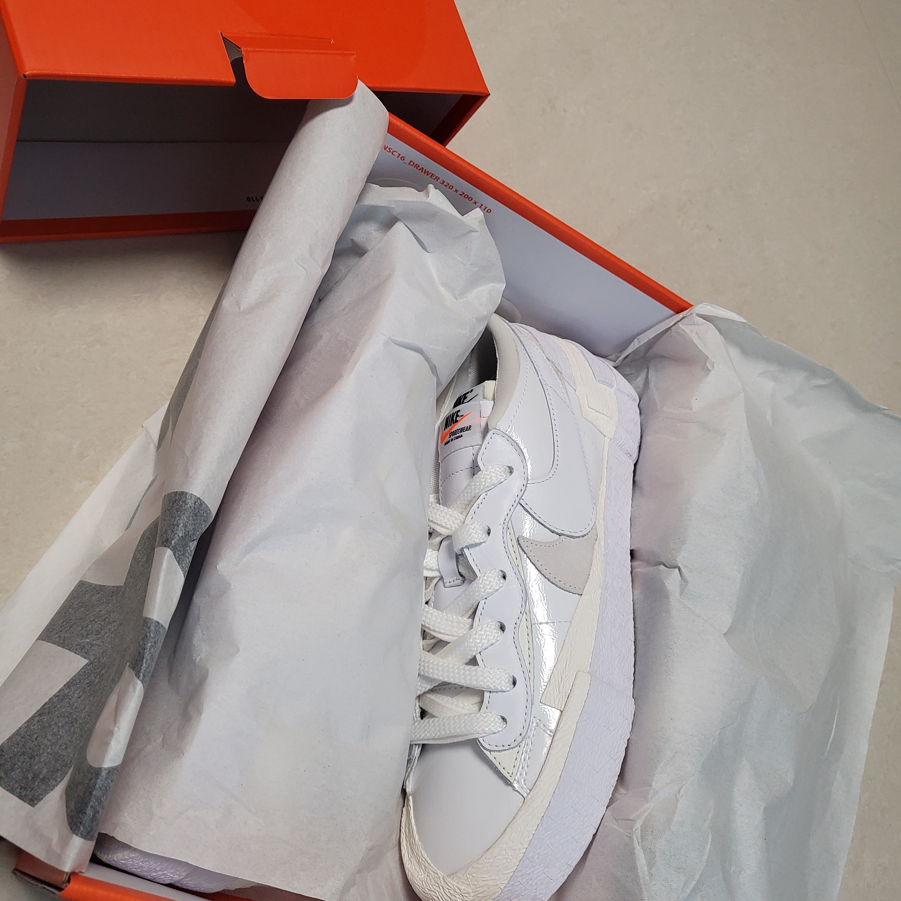 Nike x Sacai Blazer Low White Patent Leather 착용 스타일 - 3