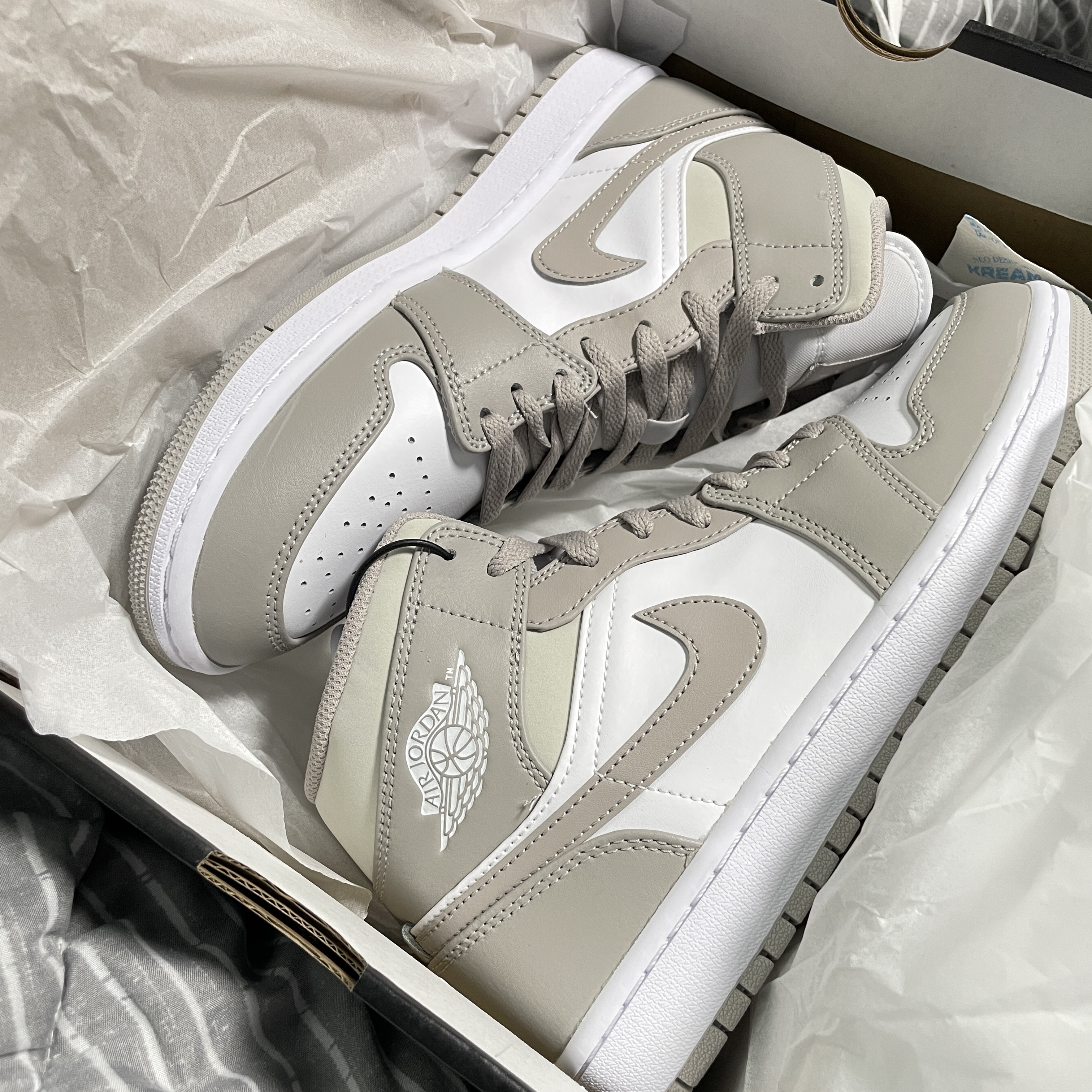 Jordan 1 Mid College Grey 착용 스타일 - 1