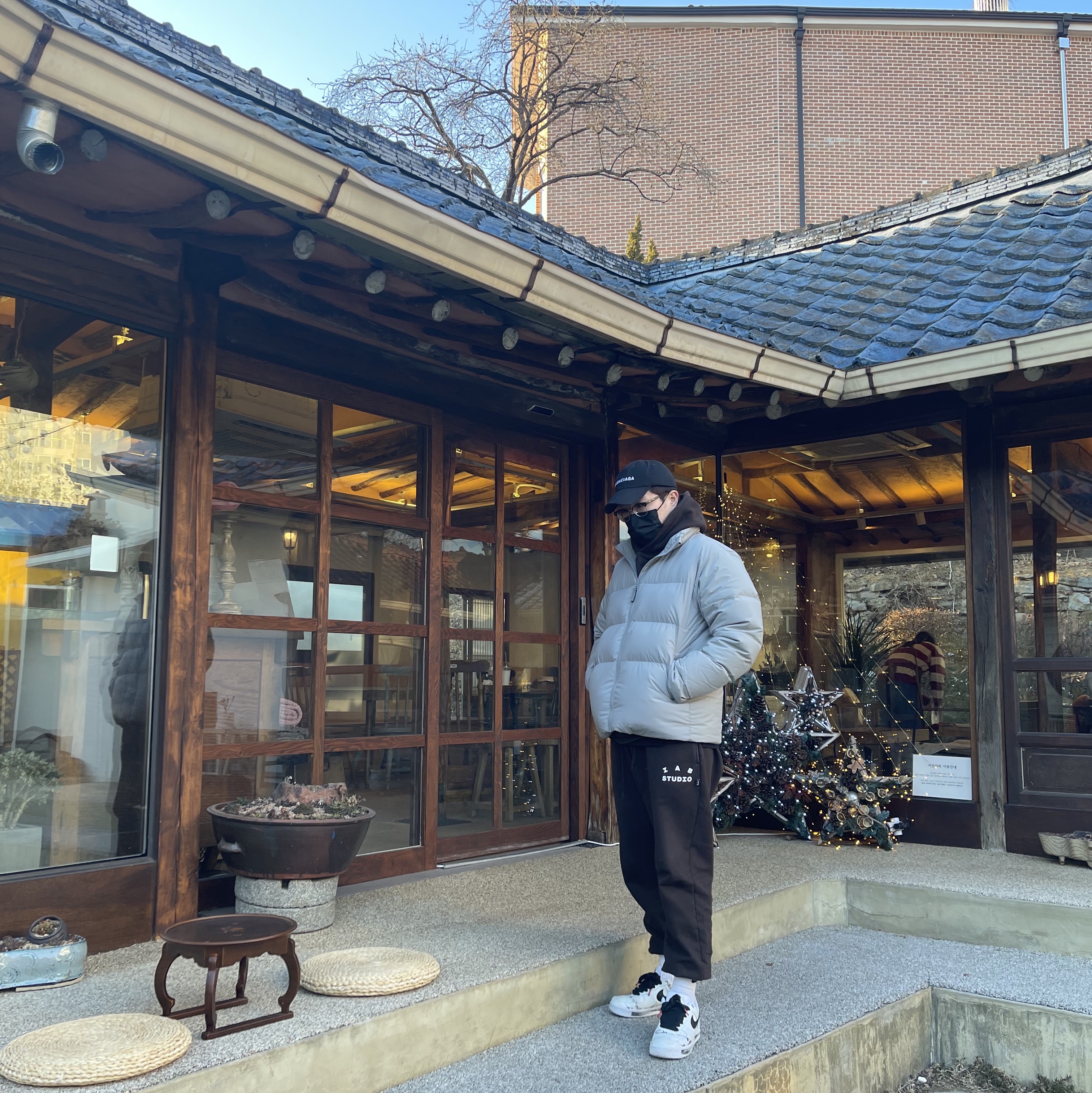 IAB Studio Hoodie Brown, IAB Studio Sweatpants Brown 착용 스타일