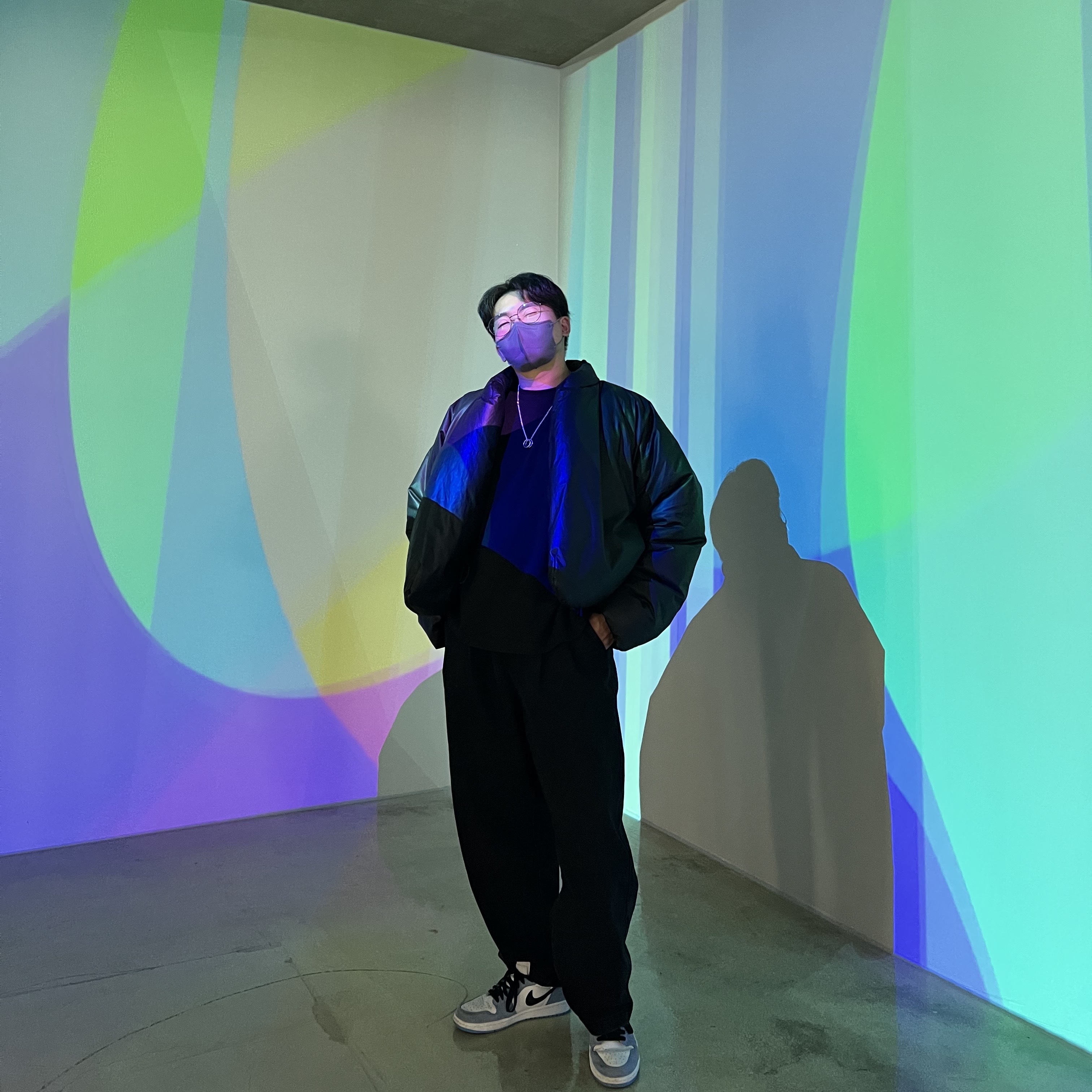 Jordan 1 Retro High OG University Blue, Yeezy Gap Round Jacket Black 착용 스타일