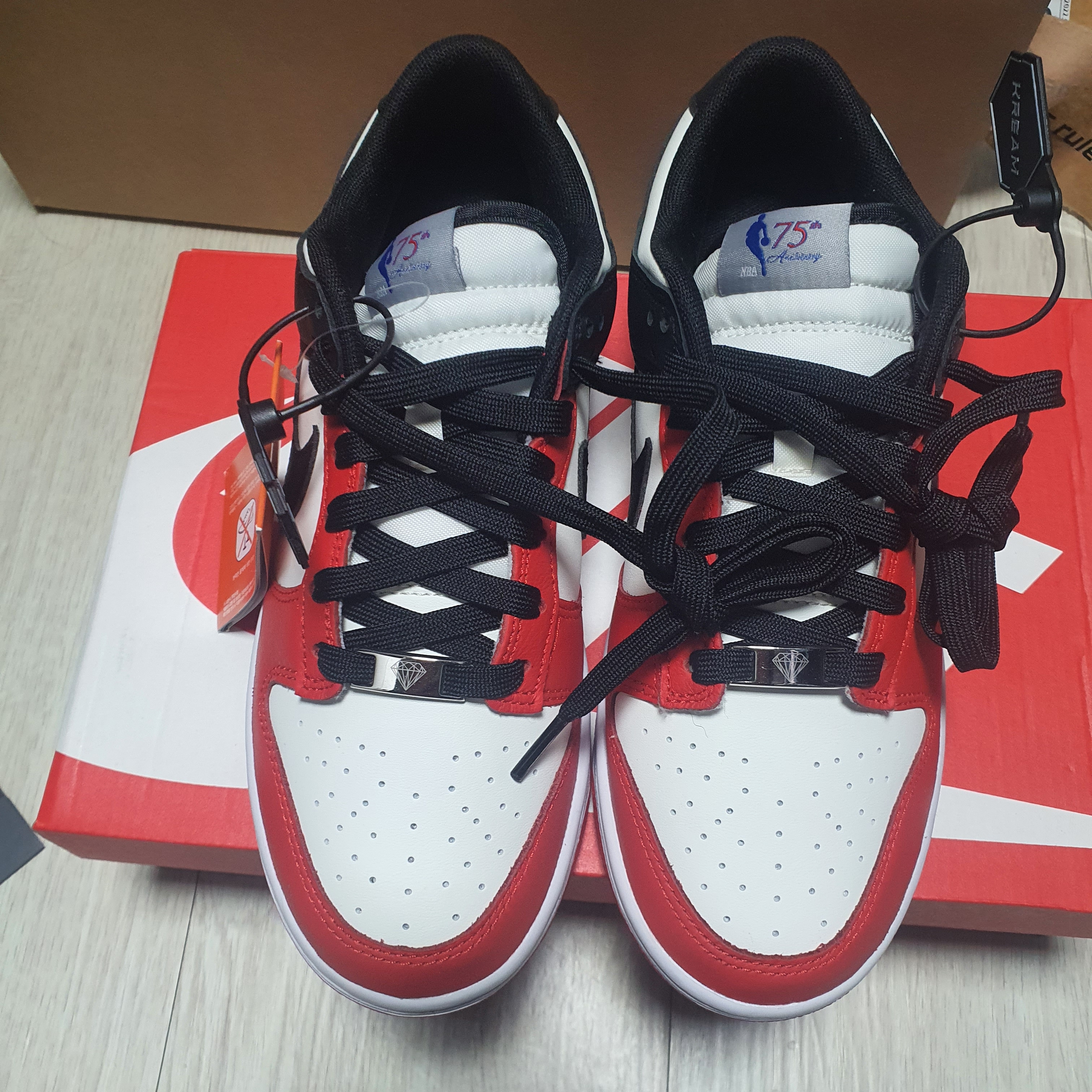 Nike x NBA Dunk Low Retro EMB Black and Chile Red 착용 스타일 - 1