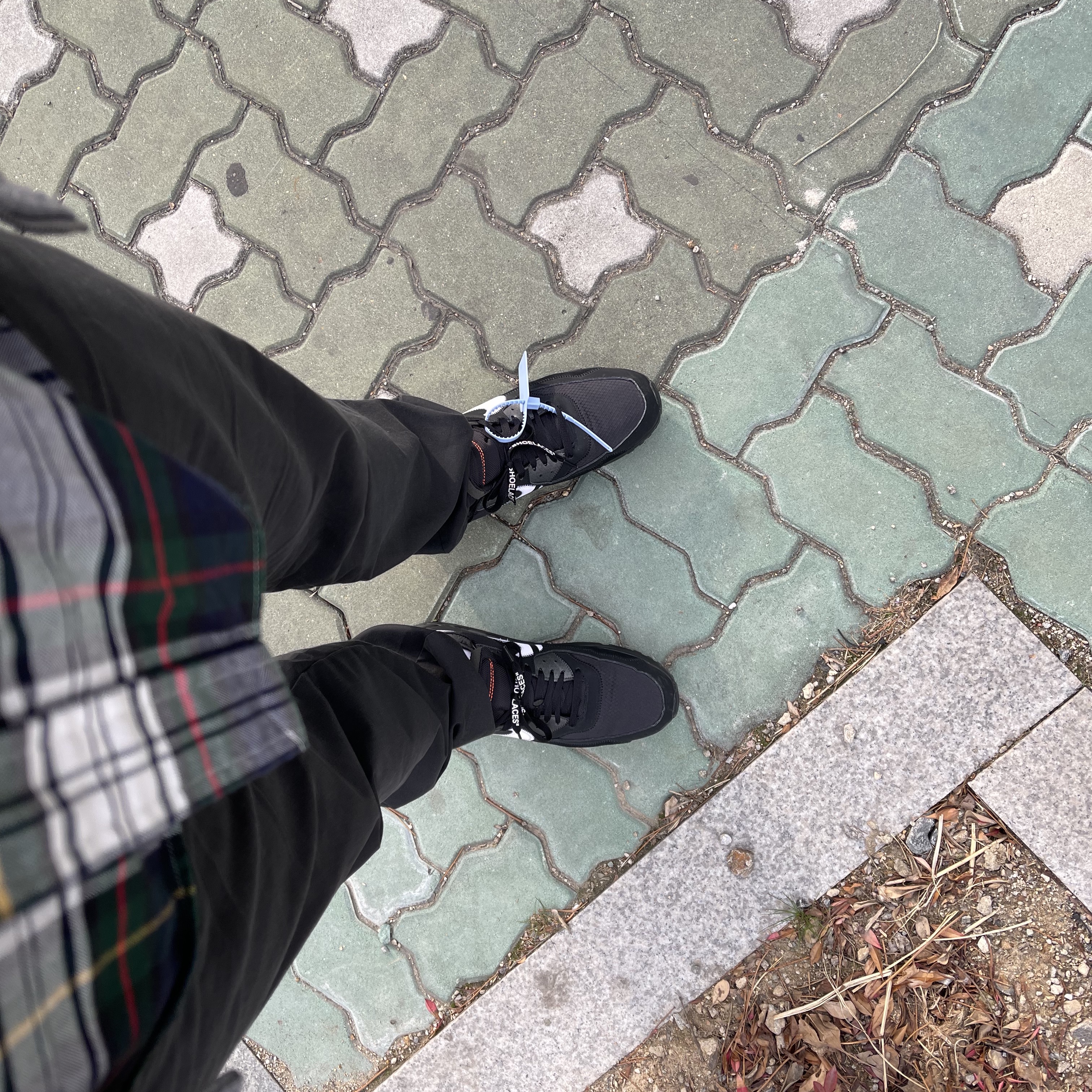 Nike x Off-White Air Max 90 V2 Black White 착용 스타일 - 3