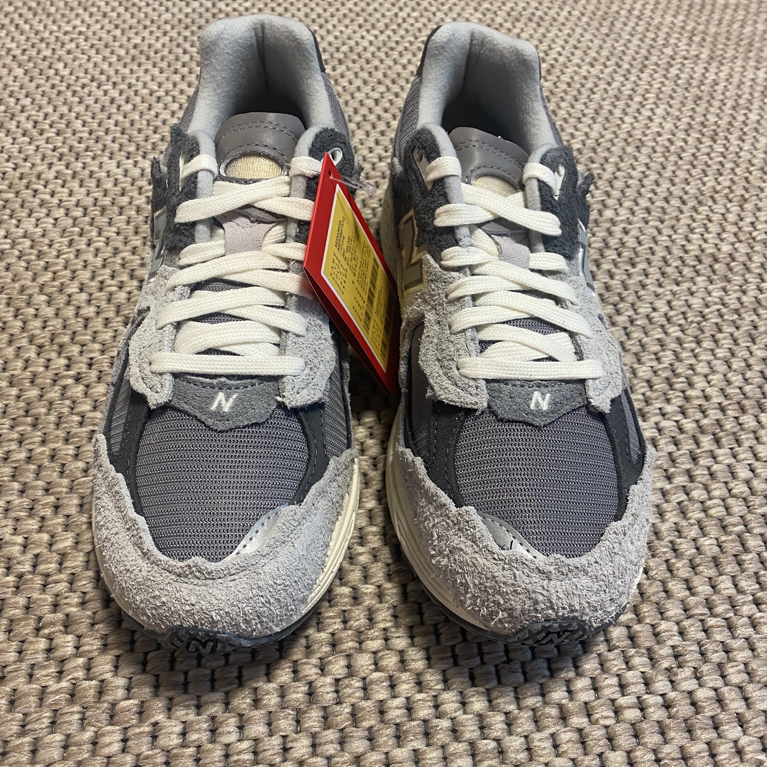 New Balance 2002R Protection Pack Rain Cloud 착용 스타일 - 2