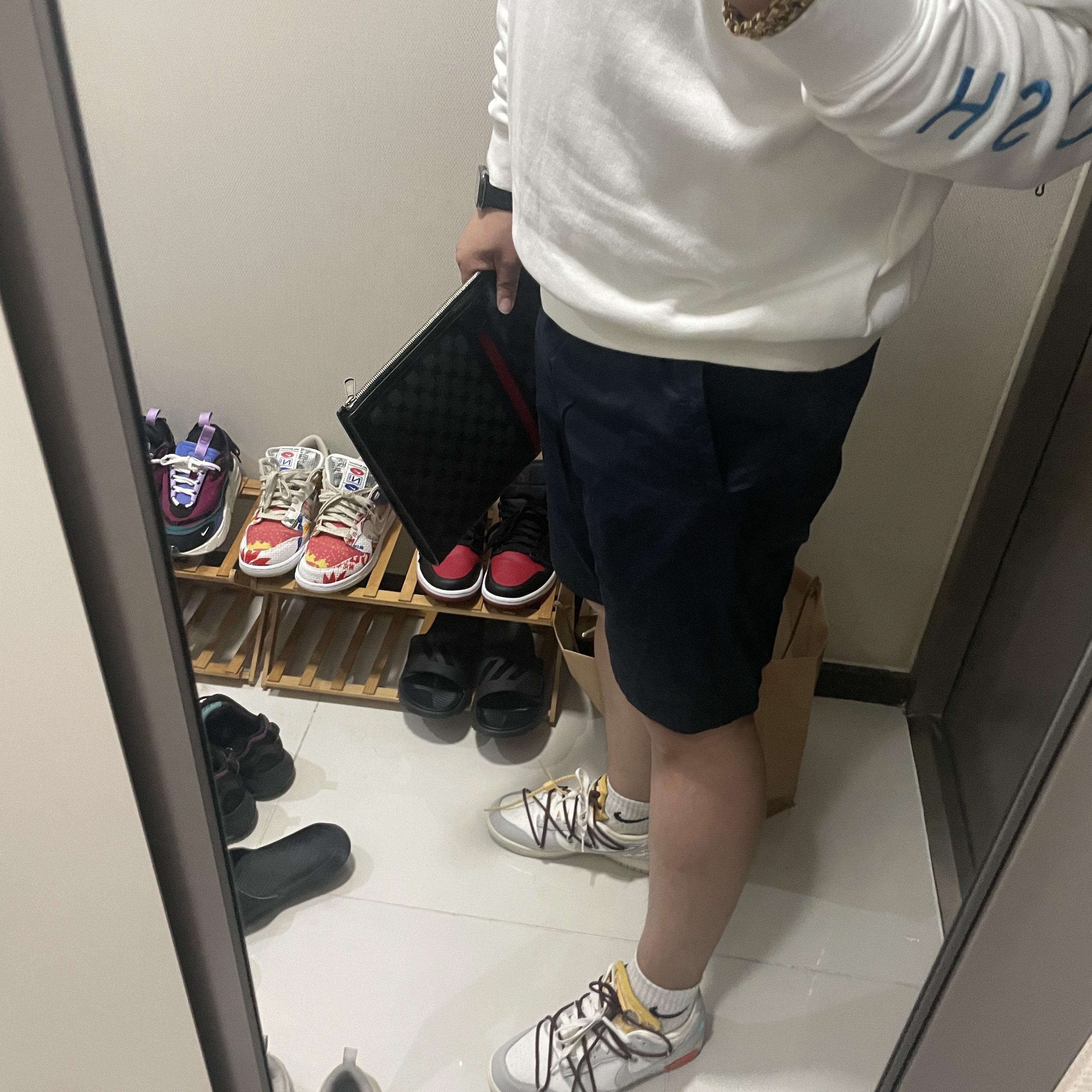 Nike x Off-White Dunk Low The 50 - Lot 46, Balenciaga x Gucci The Hacker Project Graffiti Laptop Pouch Canvas Jacquard Black 착용 스타일