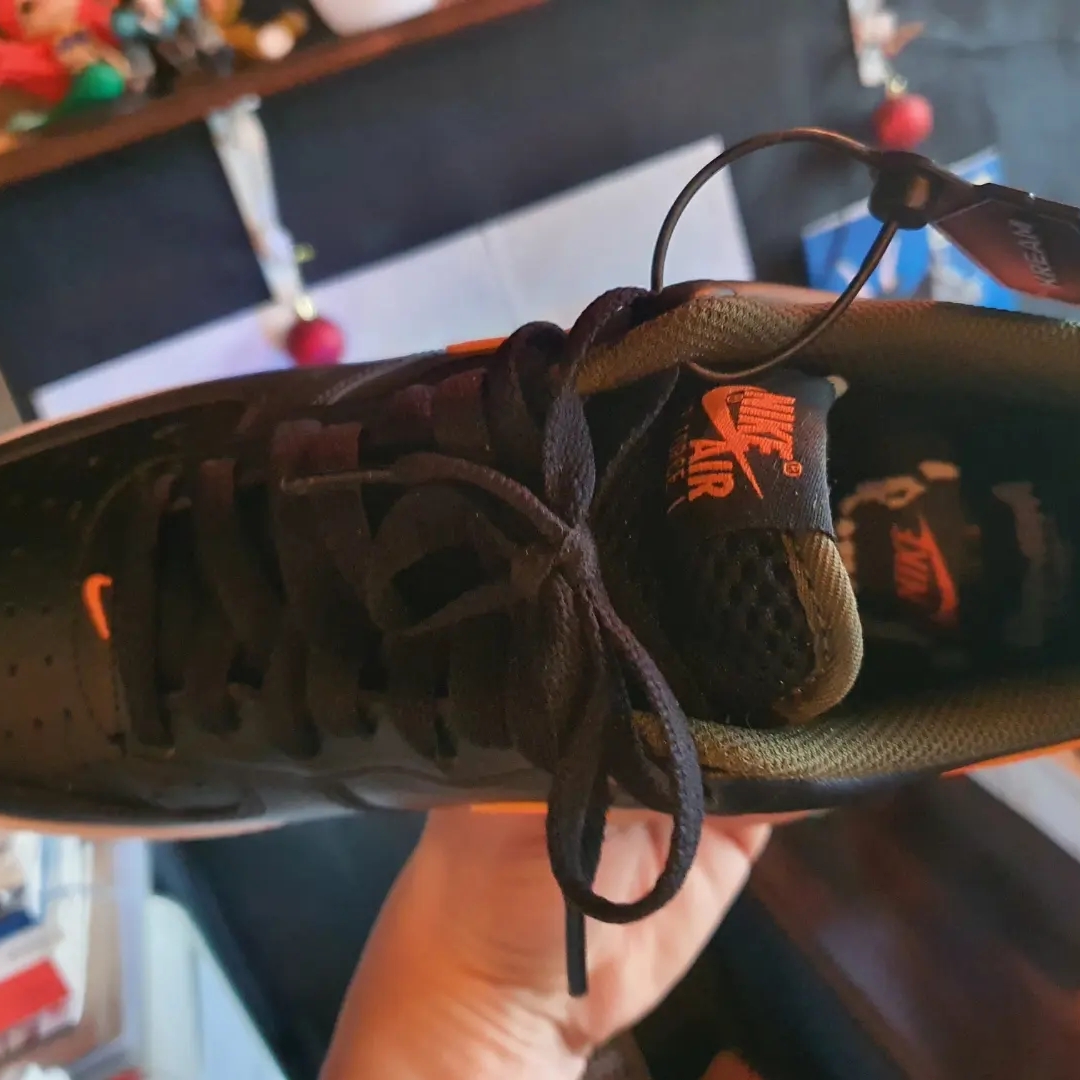 Nike Air Force 1 '07 LV8 Black Total Orange 착용 스타일 - 2