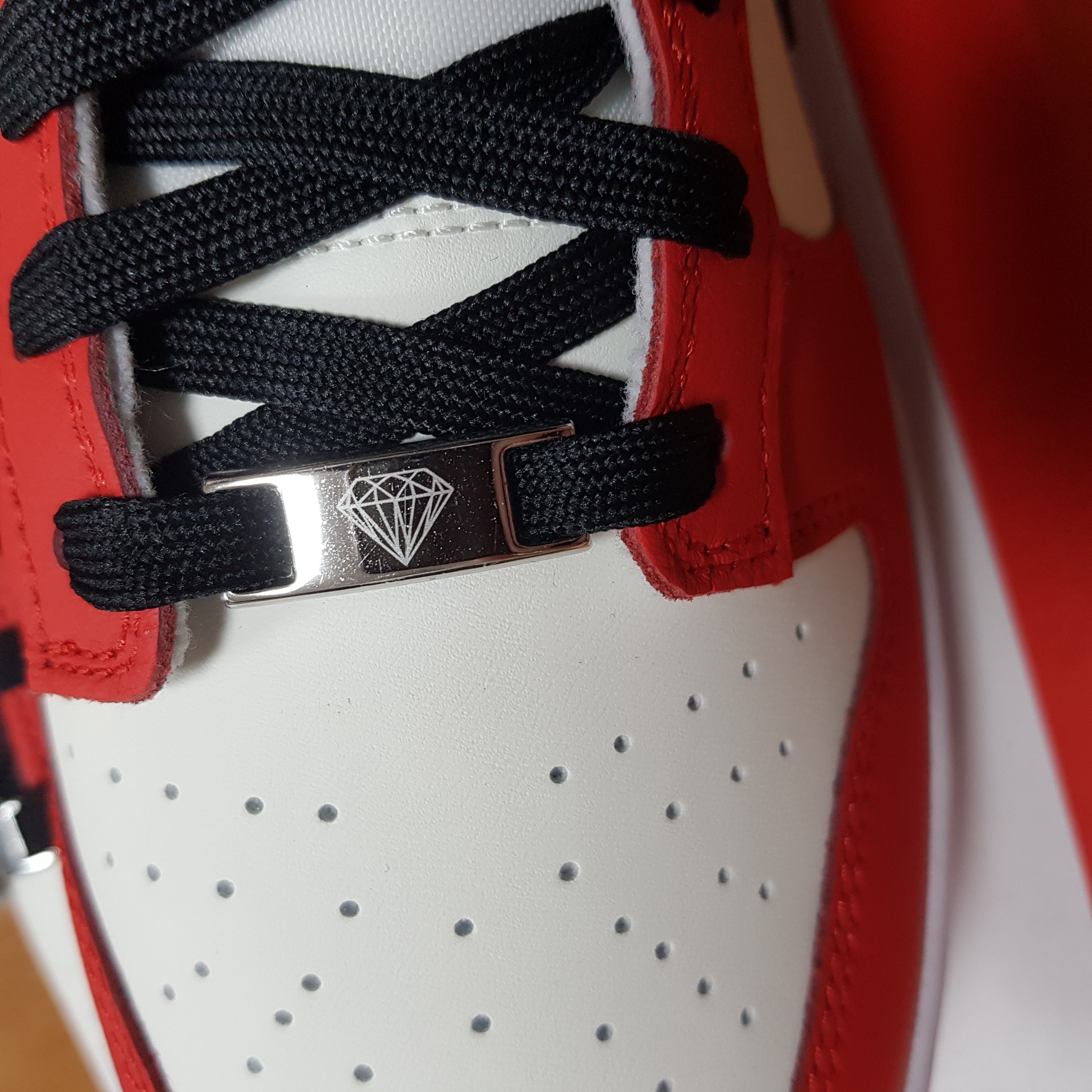 Nike x NBA Dunk Low Retro EMB Black and Chile Red 착용 스타일 - 3