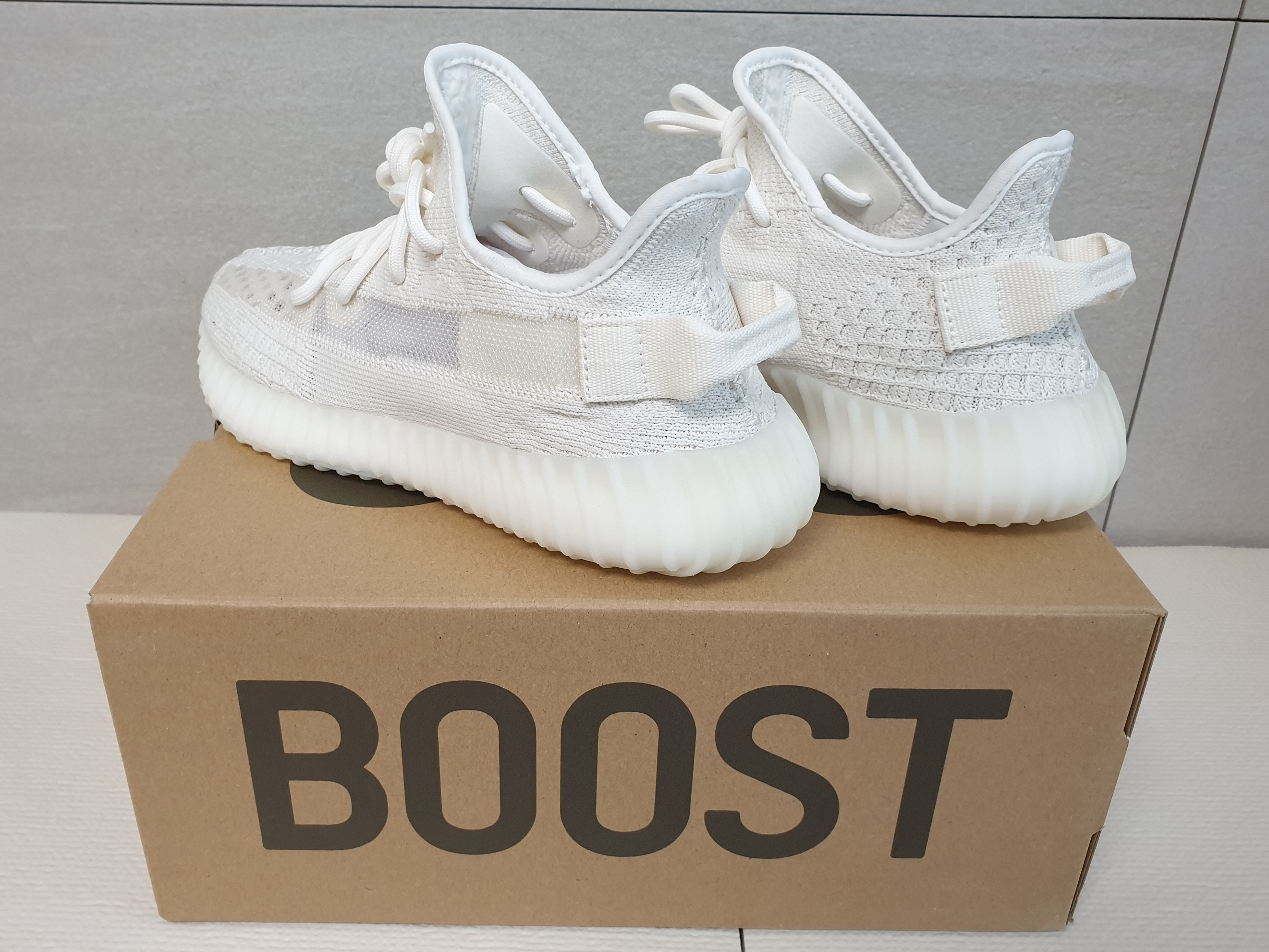 Adidas Yeezy Boost 350 V2 Bone 착용 스타일 - 2