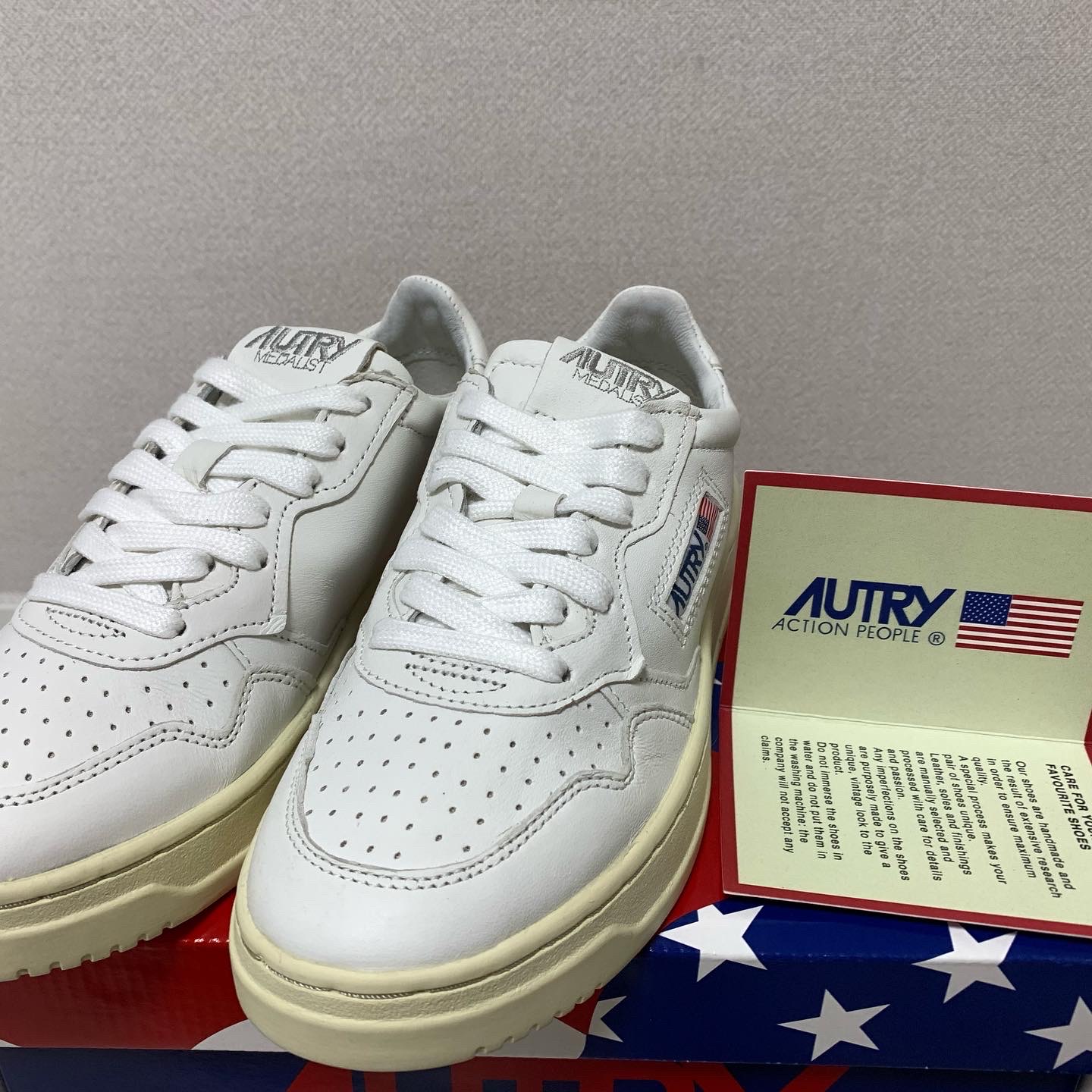 (W) Autry Medalist Low Goatskin Sneakers White 착용 스타일 - 3