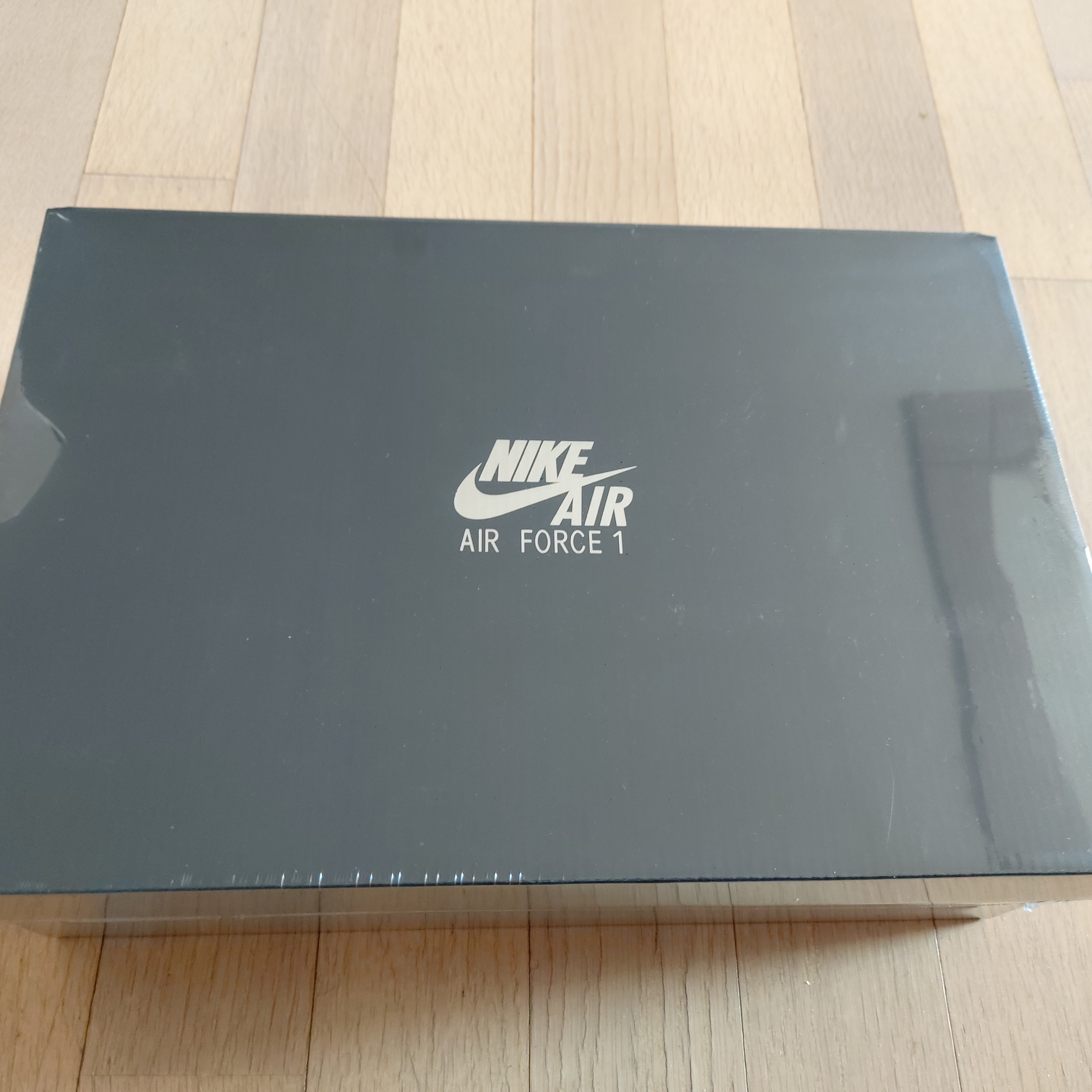 Nike Air Force 1 '07 LV8 Athletic Club Black Dark Sulfur 착용 스타일 - 2